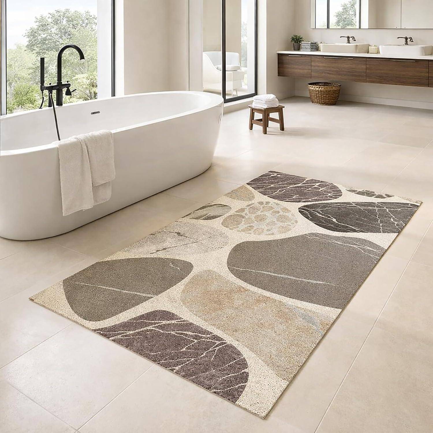 Modernes Badezimmer mit freistehender Badewanne, doppeltem Waschbecken und großem gemustertem Teppich auf dem Boden.
