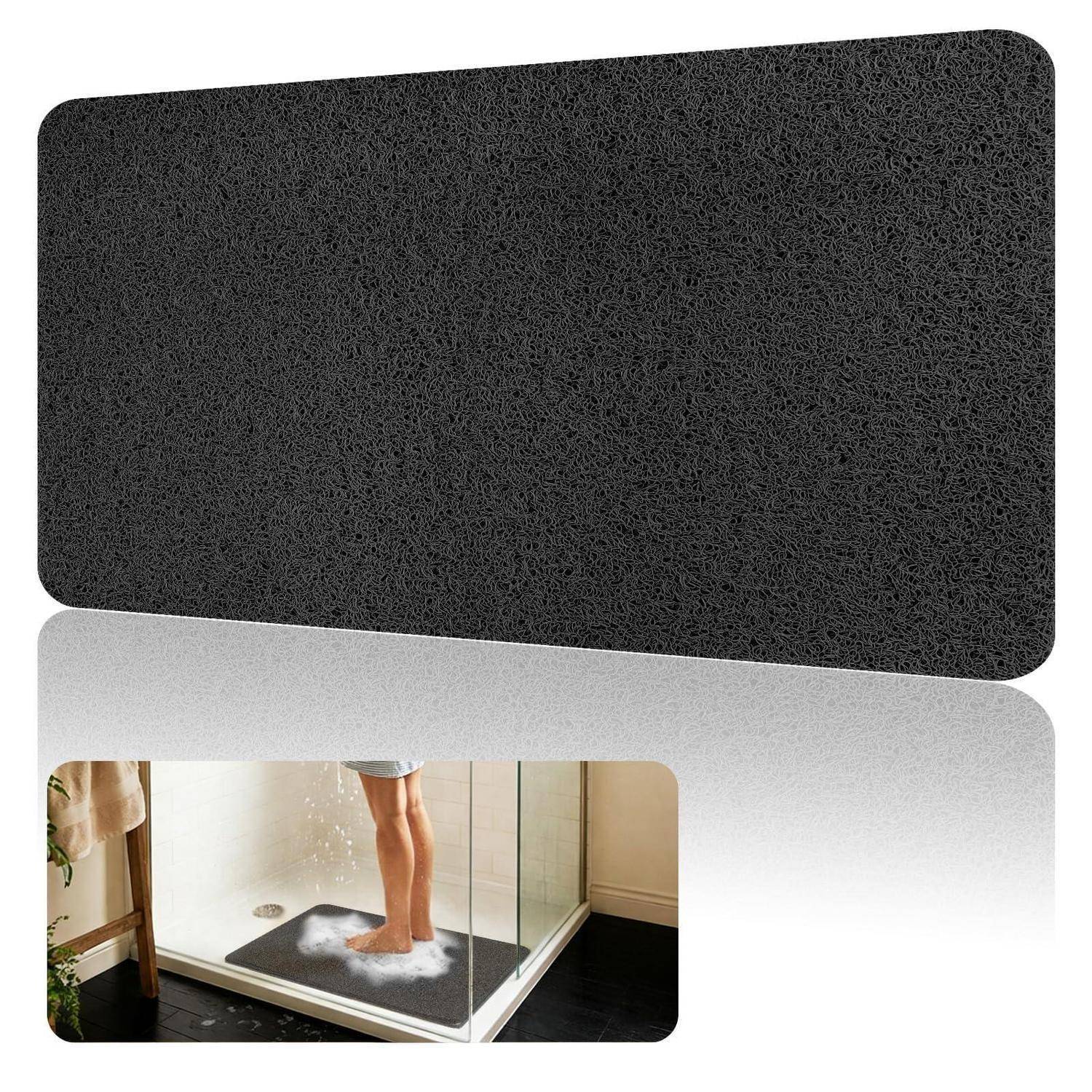 Schwarze strukturierte Badematte über einem kleineren Foto einer Person, die auf der Matte unter der Dusche steht, während Wasser durch sie abfließt.