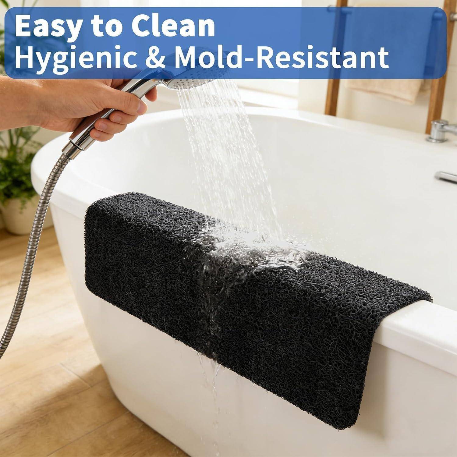 Schwarze Badewannenkantenschutzleiste, die mit einer Handbrause gespült wird; der Text besagt „Leicht zu reinigen, hygienisch und schimmelresistent