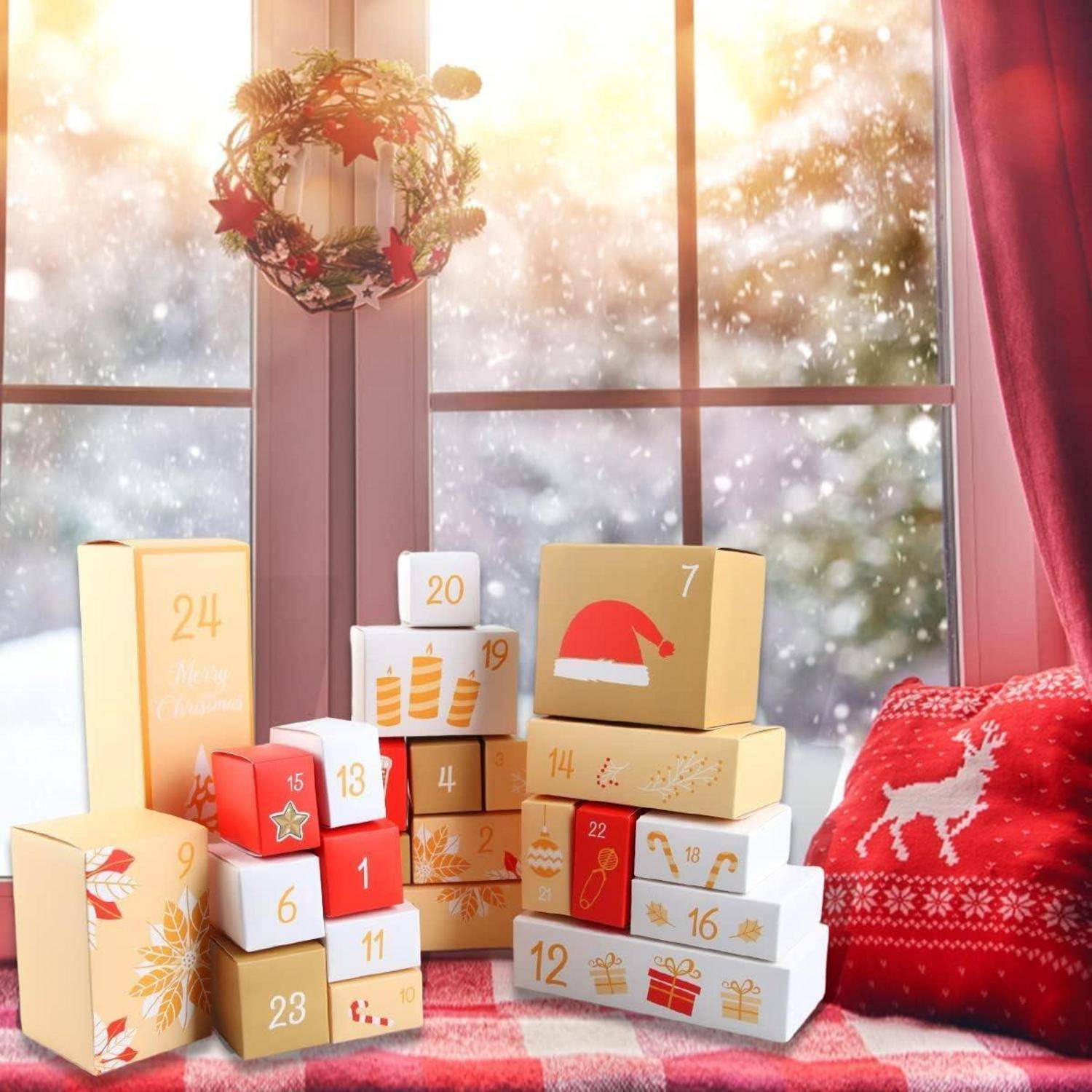 Weihnachts-Adventskalender-Geschenkboxen nummeriert von 1 bis 24, die am Fenster aufgestapelt sind, mit einem Feiertagskranz und einem roten Kissen in der Nähe.