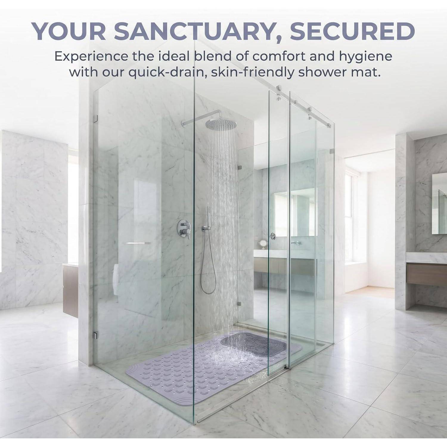 Modernes Glasduschbad mit violetter Badmatte und Text: „IHR HEILIGTUM, GESICHERT