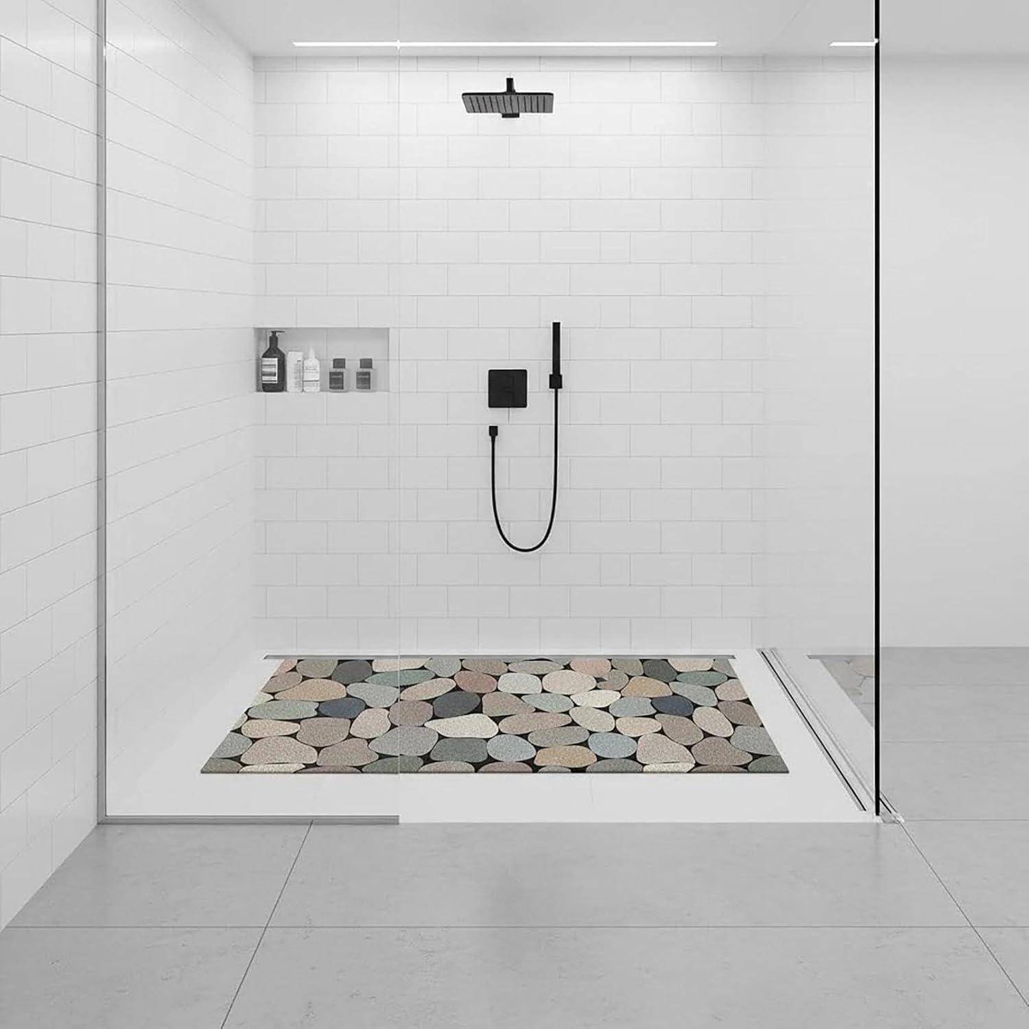 Modernes begehbares Duschbad mit schwarzen Armaturen, gefliesten Wänden, eingebautem Regal und buntem Kieselsteinbelag.