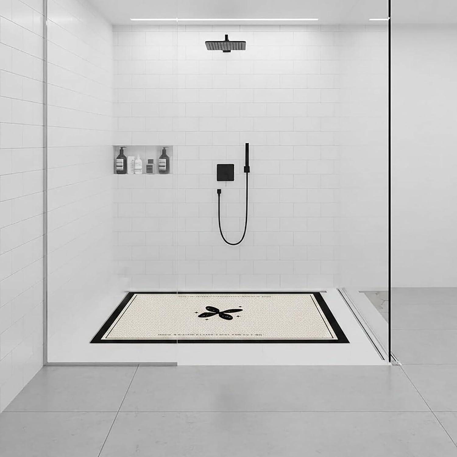 Minimalistisches Badezimmer mit weißen Fliesen, schwarzen Armaturen, einer Wandnische mit Flaschen und einem rechteckigen Bodenablaufgitter in sauberer moderner Einrichtung.