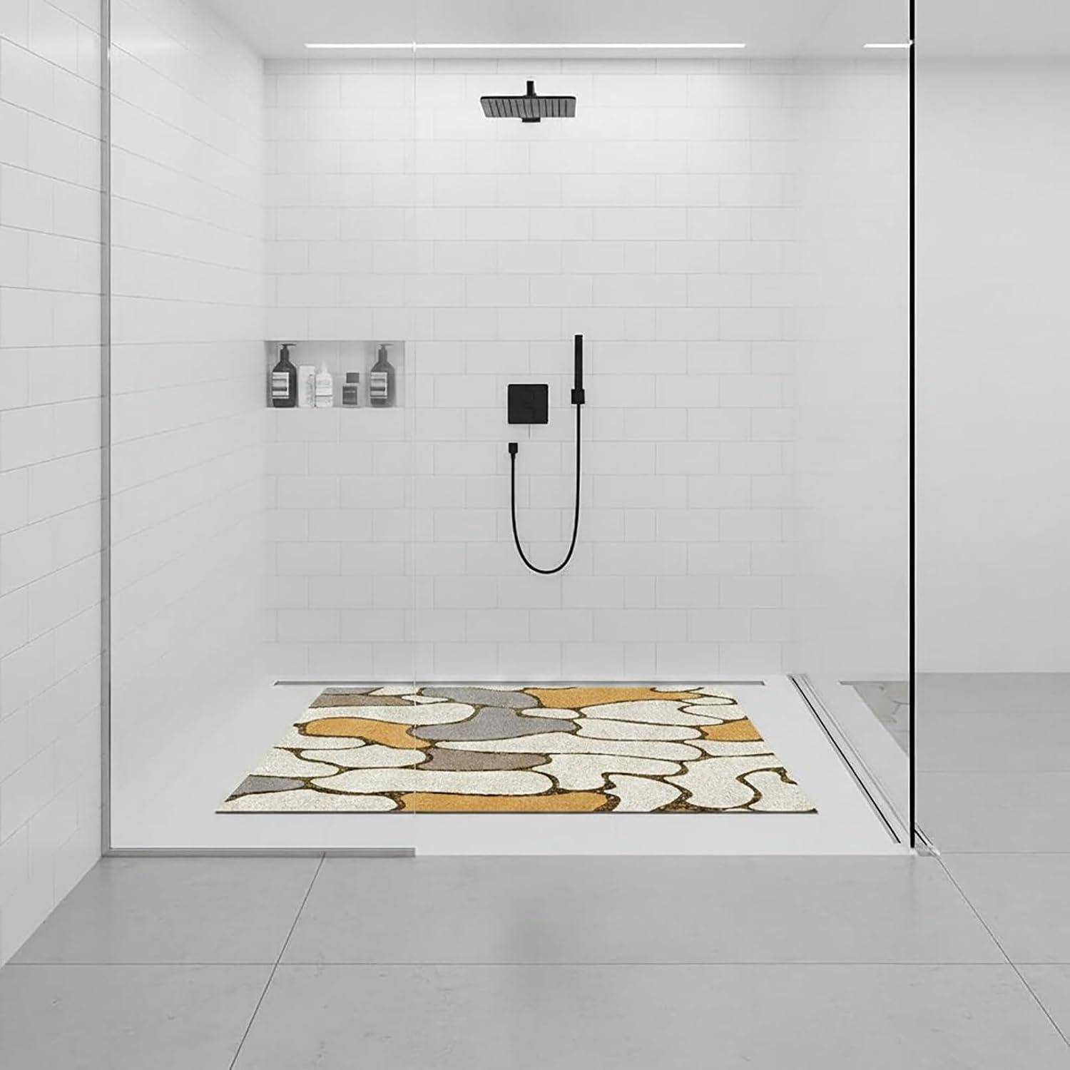 Minimale weiße begehbare Dusche mit schwarzen Armaturen, eingelassener Ablage und einer gemusterten Badematte in einem schlanken gefliesten Badezimmer.