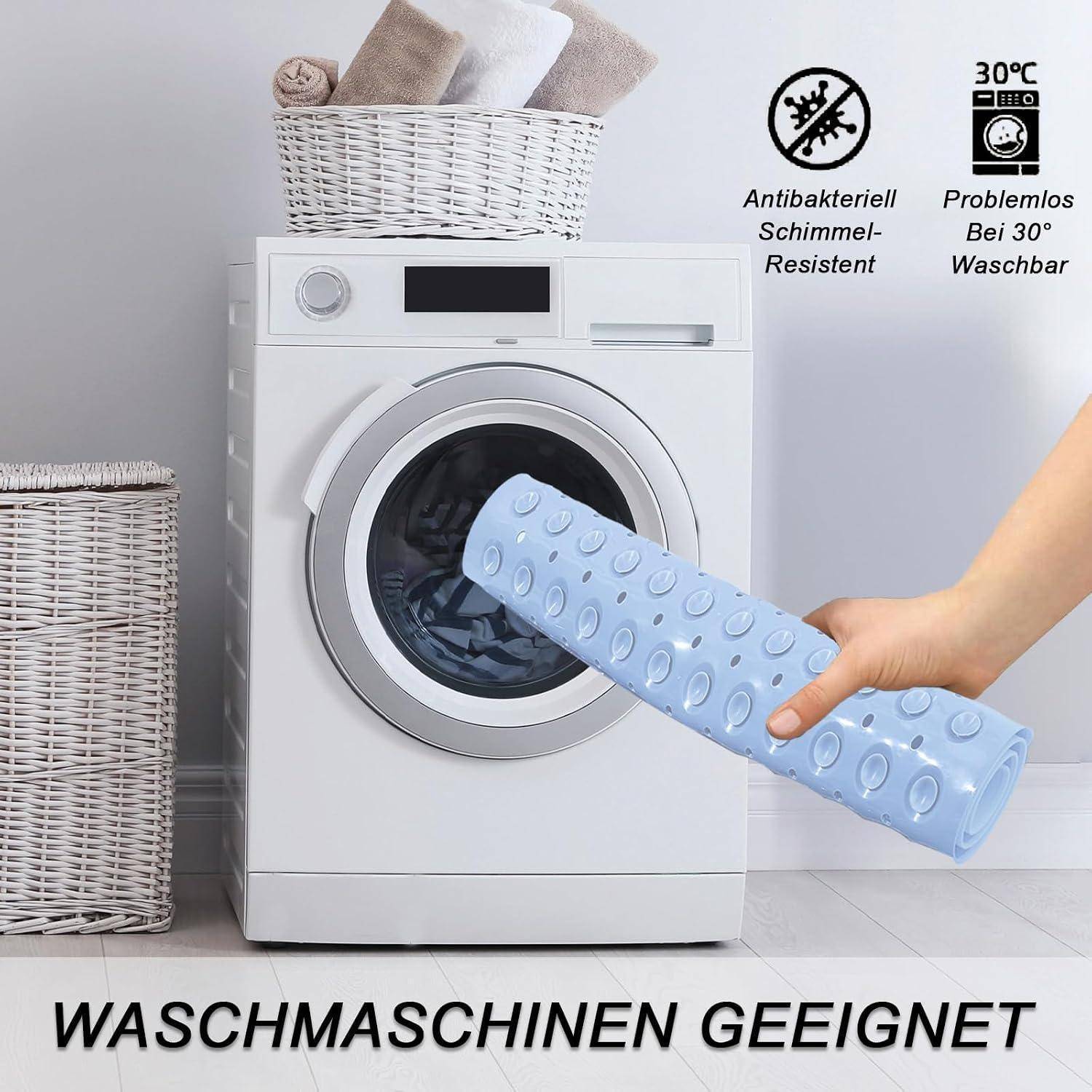 Wäscherei-Produktbild, das eine blaue strukturierte Badmatte zeigt, die in eine Frontladewaschmaschine gelegt wird, mit deutschem Text „WASCHMASCHINEN GEEIGNET