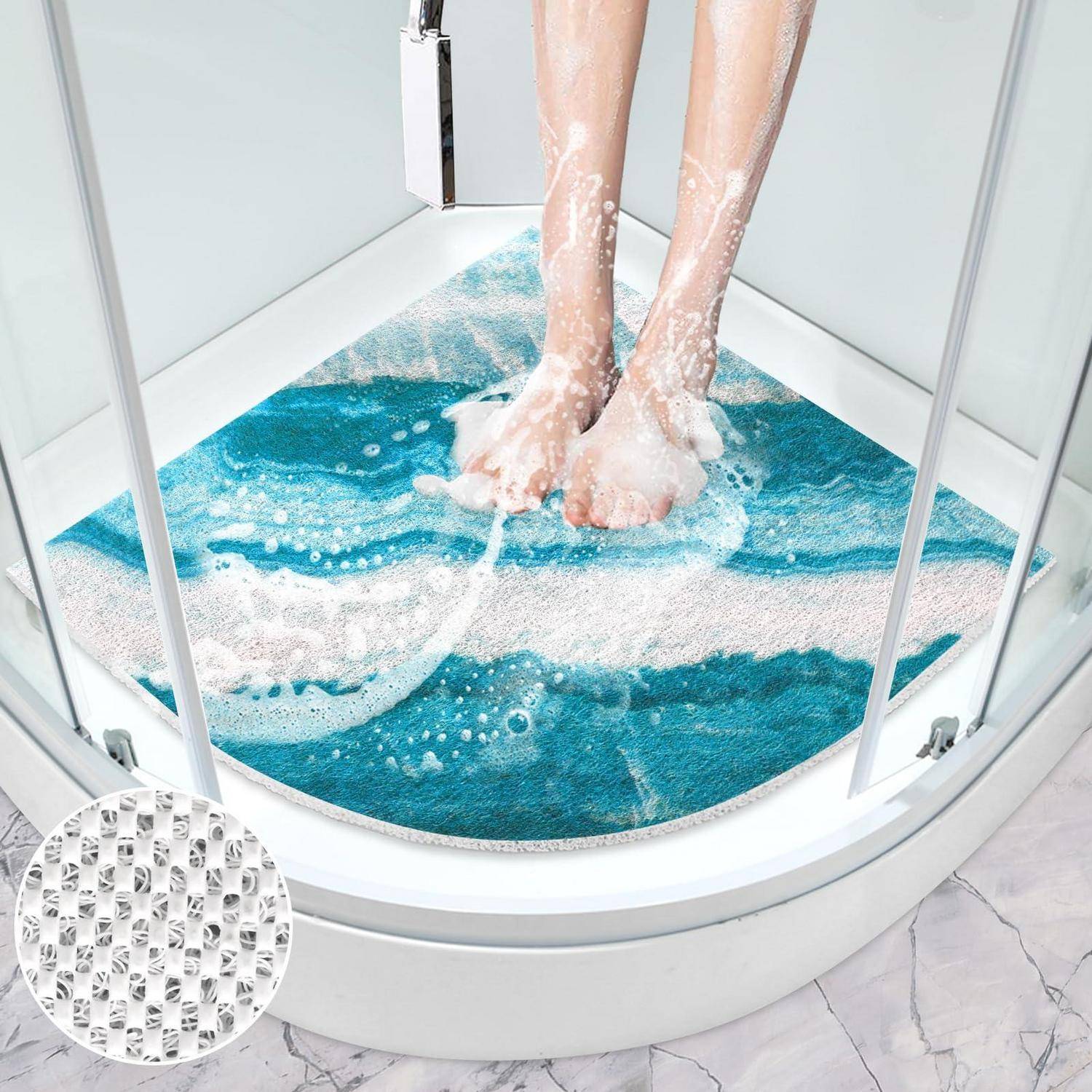 Eine Person, die in einer Dusche auf einer blau-weiß strukturierten rutschfesten Badewannenmatte steht, mit einer Nahaufnahme im Inset, die das erhabene Griffmuster der Matte zeigt.