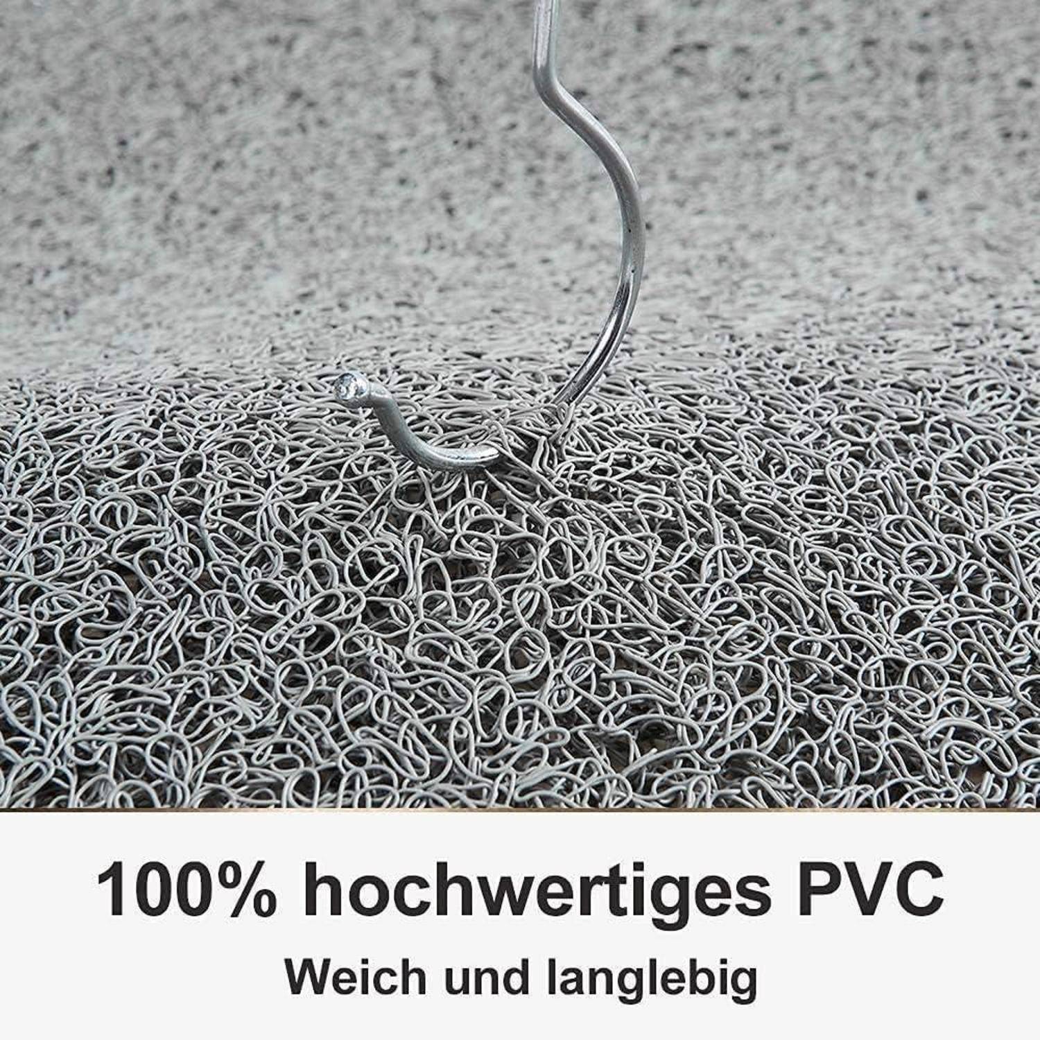 Nahaufnahme eines Metallhakens, der von einer dichten grauen PVC-Matte hochgehoben wird, mit deutschem Text unten, der lautet „100% hochwertiges PVC