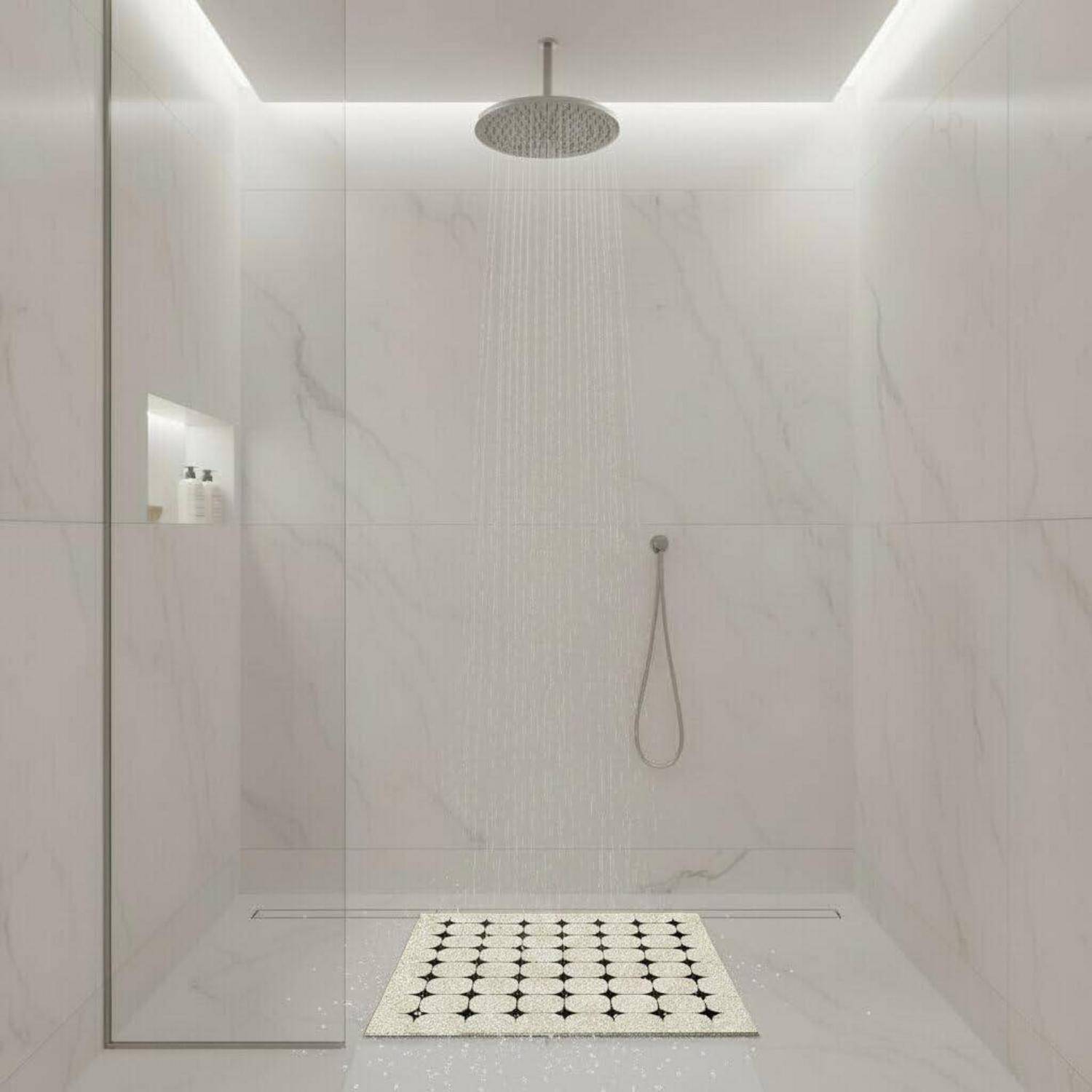 Minimalistisches weißes begehbares Duschzimmer mit Regenduschkopf, Glastrennwand, Wandnische und gemusterter Bodenablaufmatte.