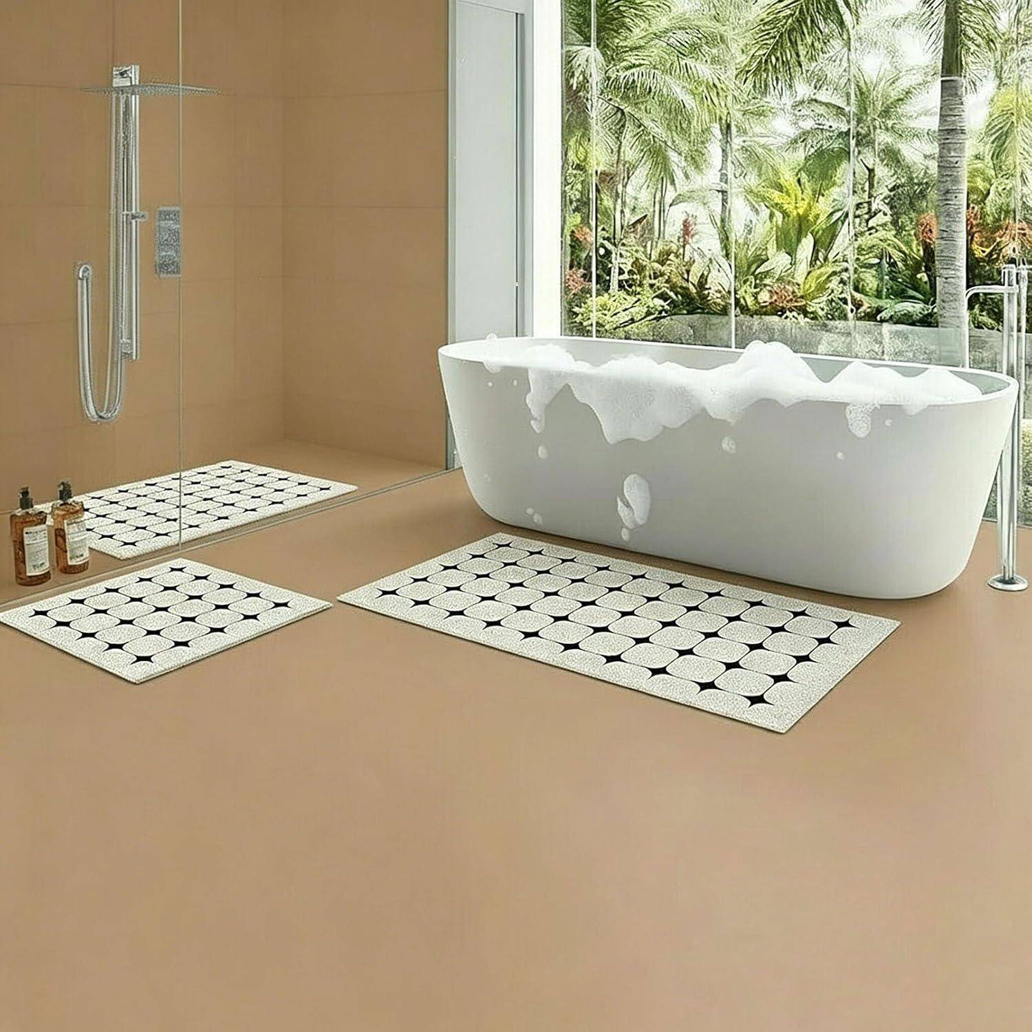 Modernes Badezimmer mit freistehender Badewanne gefüllt mit Schaum, einer Glasdusche und großen Fenstern mit tropischem Gartenblick.