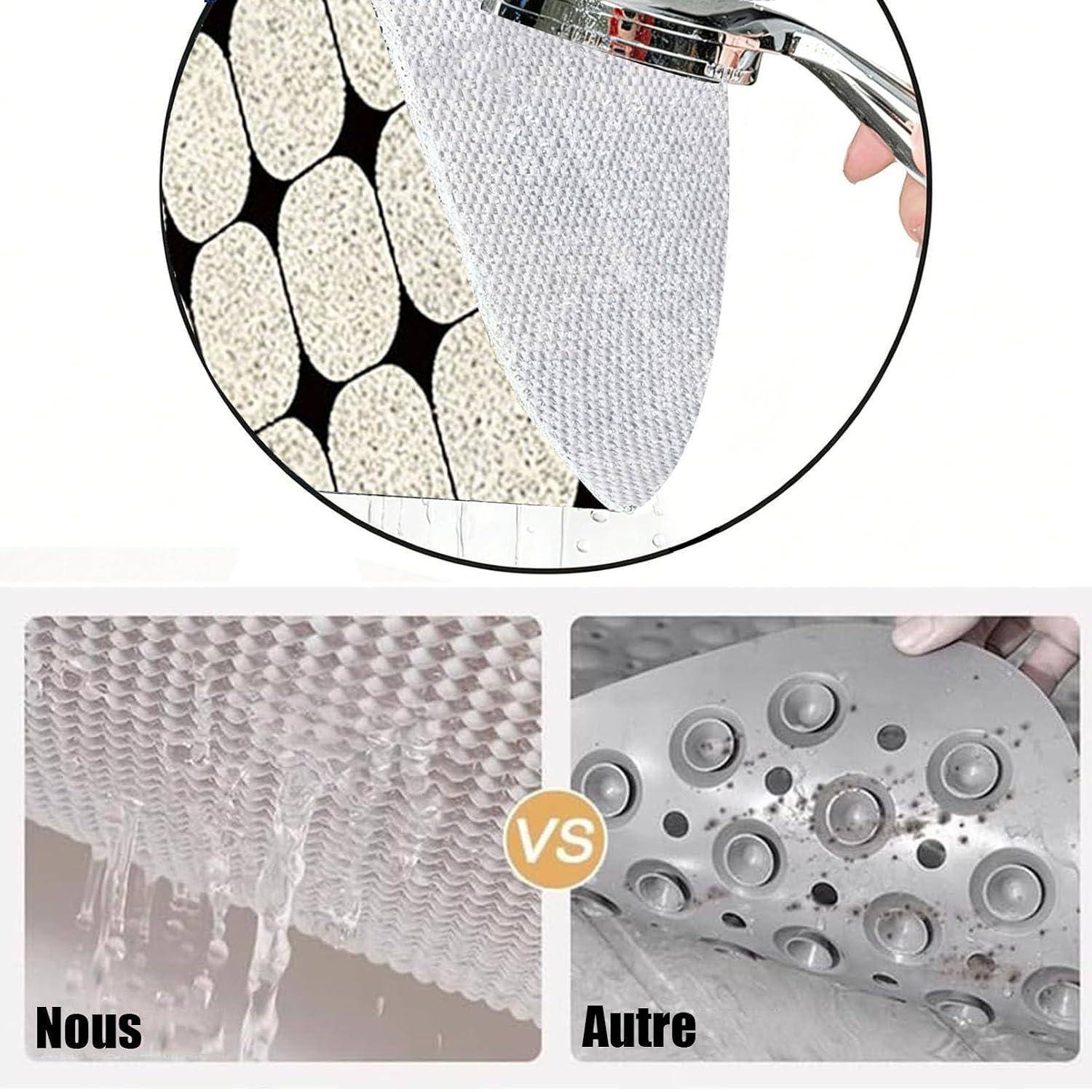 Vergleich einer antihaftbeschichteten Matte mit anderen Matten; links entwässert Wasser leicht ab, rechts speichert Wasser in abgerundeten Vertiefungen.