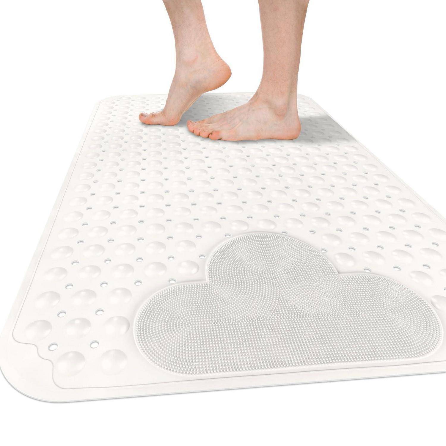 Nackte Füße, die auf eine weiße strukturierte rutschfeste Badmatte mit einem wolkenförmigen Texturpad treten.