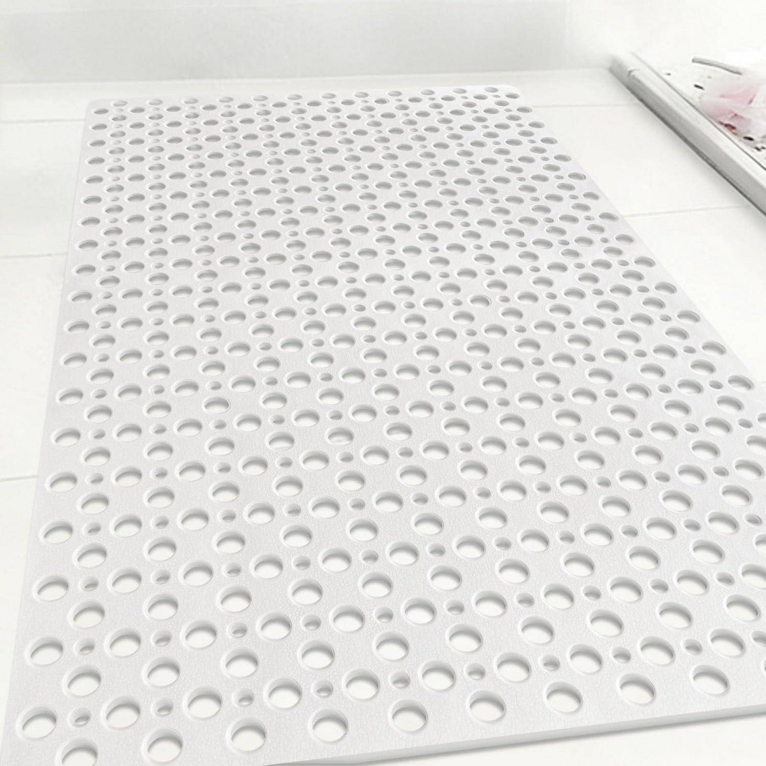 Weiße durchlochte Gummi- oder Schaumstoffmatte mit vielen gleichmäßig verteilten kreisförmigen Löchern, auf hellem Bodenbelag in einem minimalistischen Raum gezeigt.