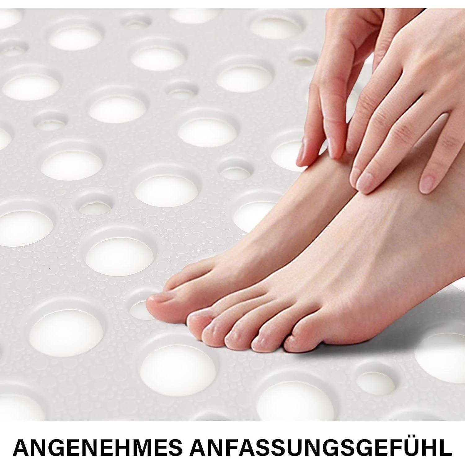 Hände berühren eine strukturierte weiße Oberfläche und zeigen ein angenehmes, wohliges Tastgefühl; deutscher Text liest sich „ANGENEHMES ANFASSUNGSGEFÜHL