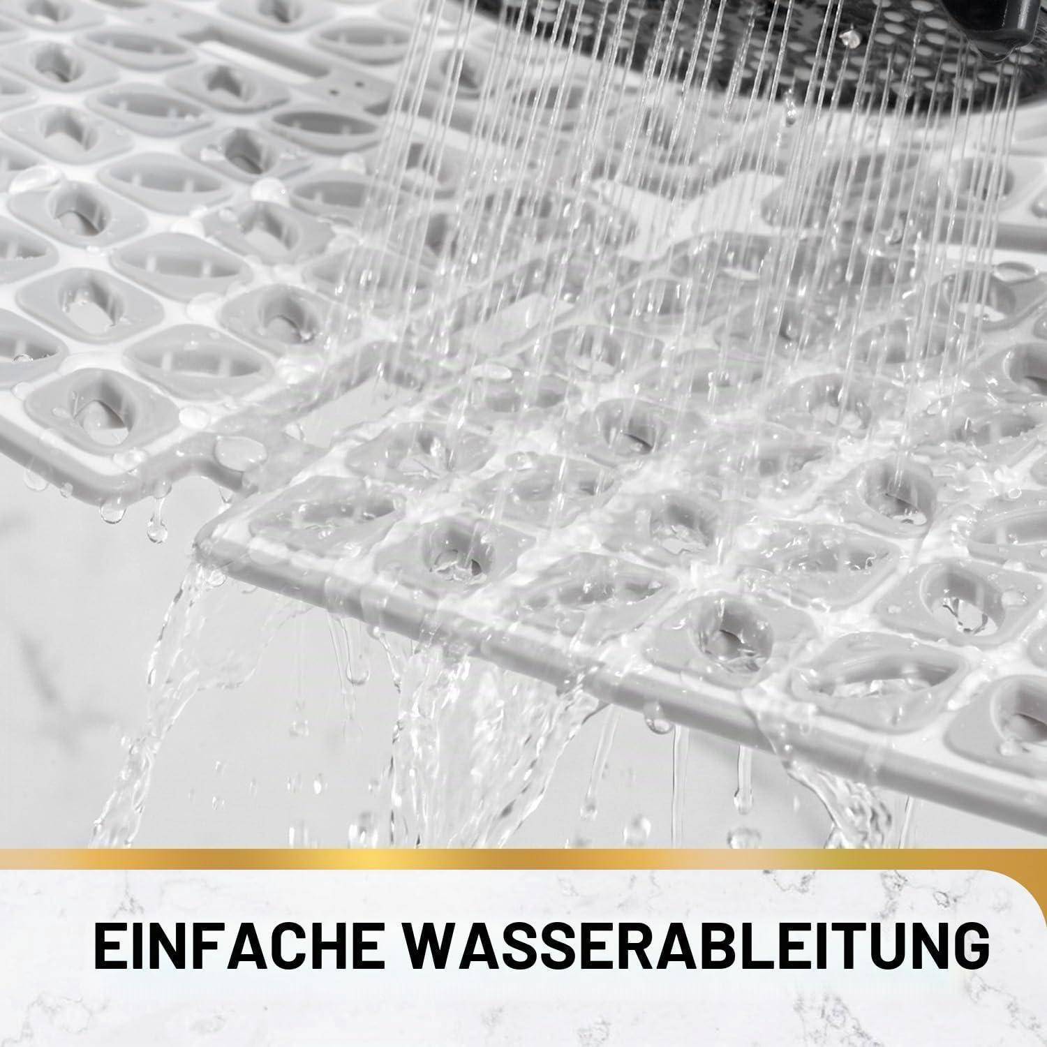 # Nahaufnahme von Wasser, das durch eine perforierte weiße Oberfläche abfließt, mit deutschem Text „EINFACHE WASSERABLEITUNG