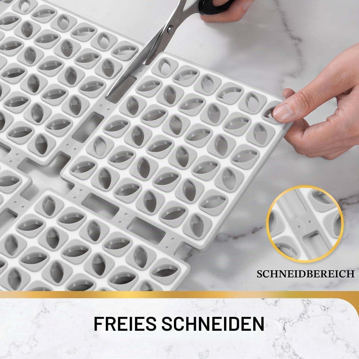 Hände schneiden eine perforierte weiße Gittermatte mit einer Schere; der Text sagt „FREIES SCHNEIDEN
