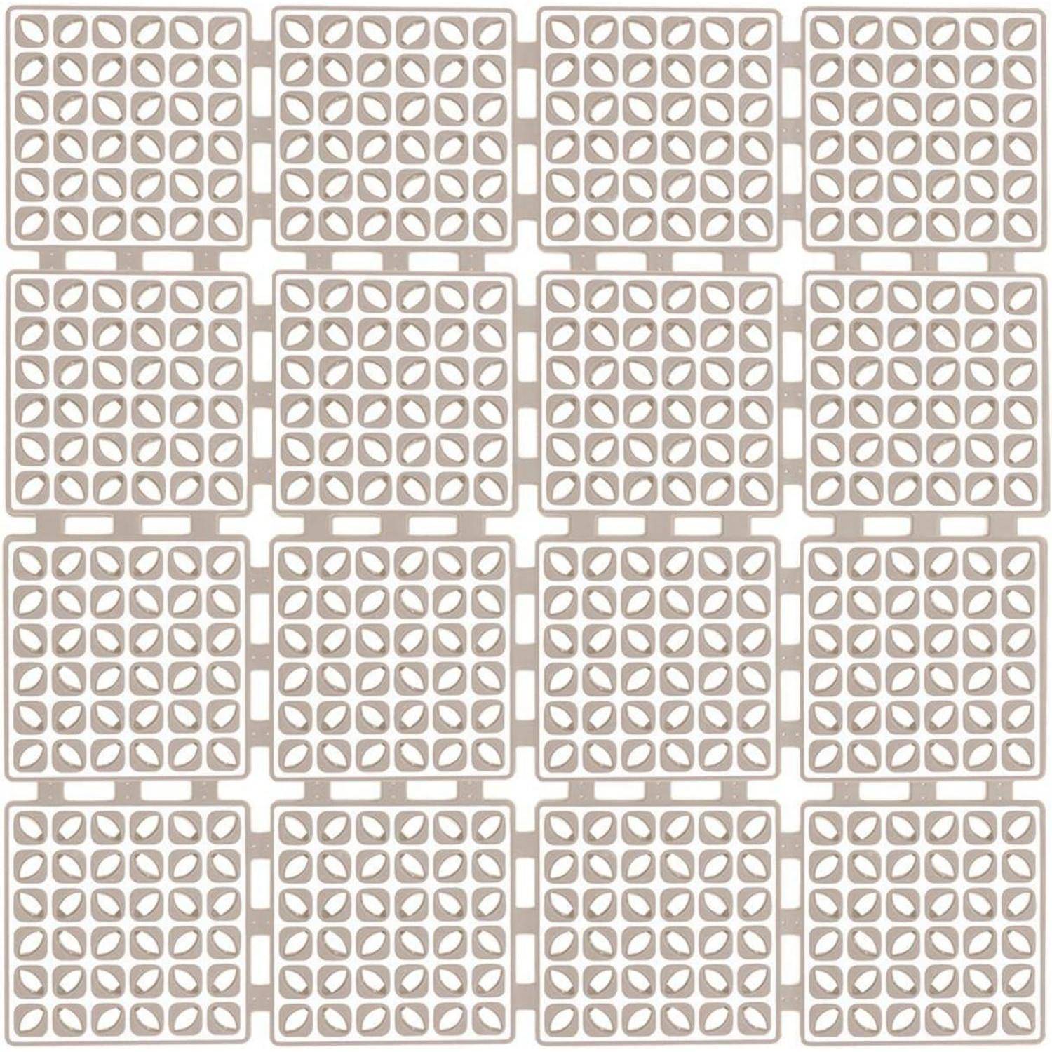Ein sich wiederholendes Gitter aus beigen quadratischen Fliesen mit abgerundeten blattähnlichen Aussparungen auf weißem Hintergrund, das ein dekoratives geometrisches Muster bildet.