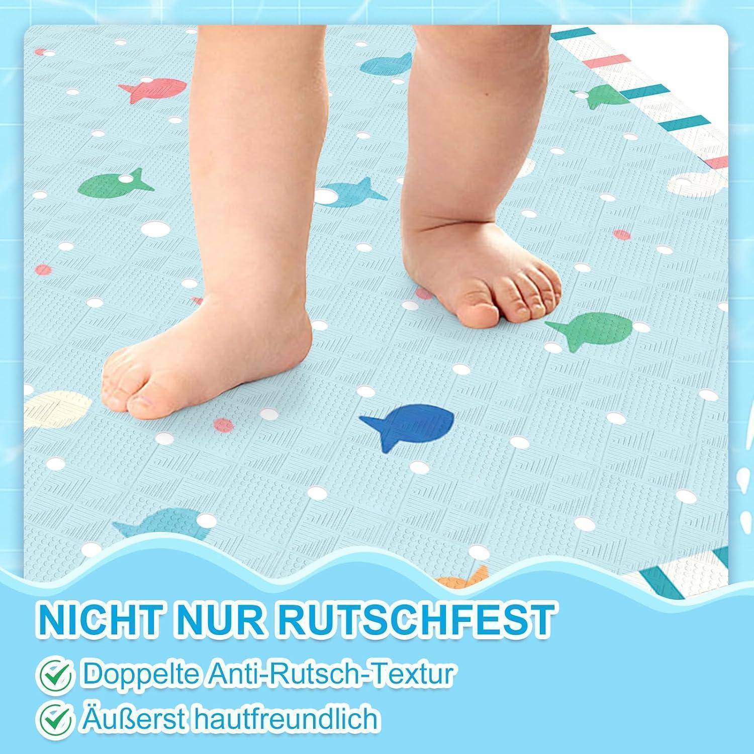 Kleine Kinderfüße stehen auf einer blauen Badmatte mit Fischmustern; der Text sagt „NICHT NUR RUTSCHFEST
