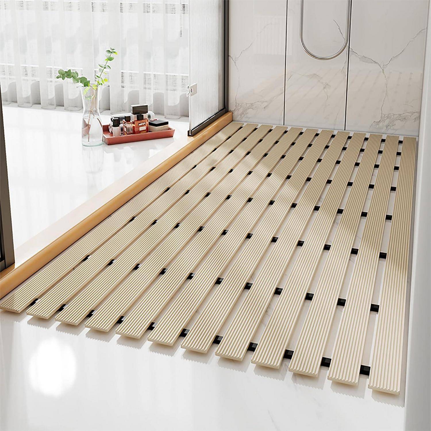 Holzrost-Duschmatte in einem modernen Badezimmer, flach auf einem weißen Fliesenboden neben einer Glasdusche und einem Fenster ausgelegt.