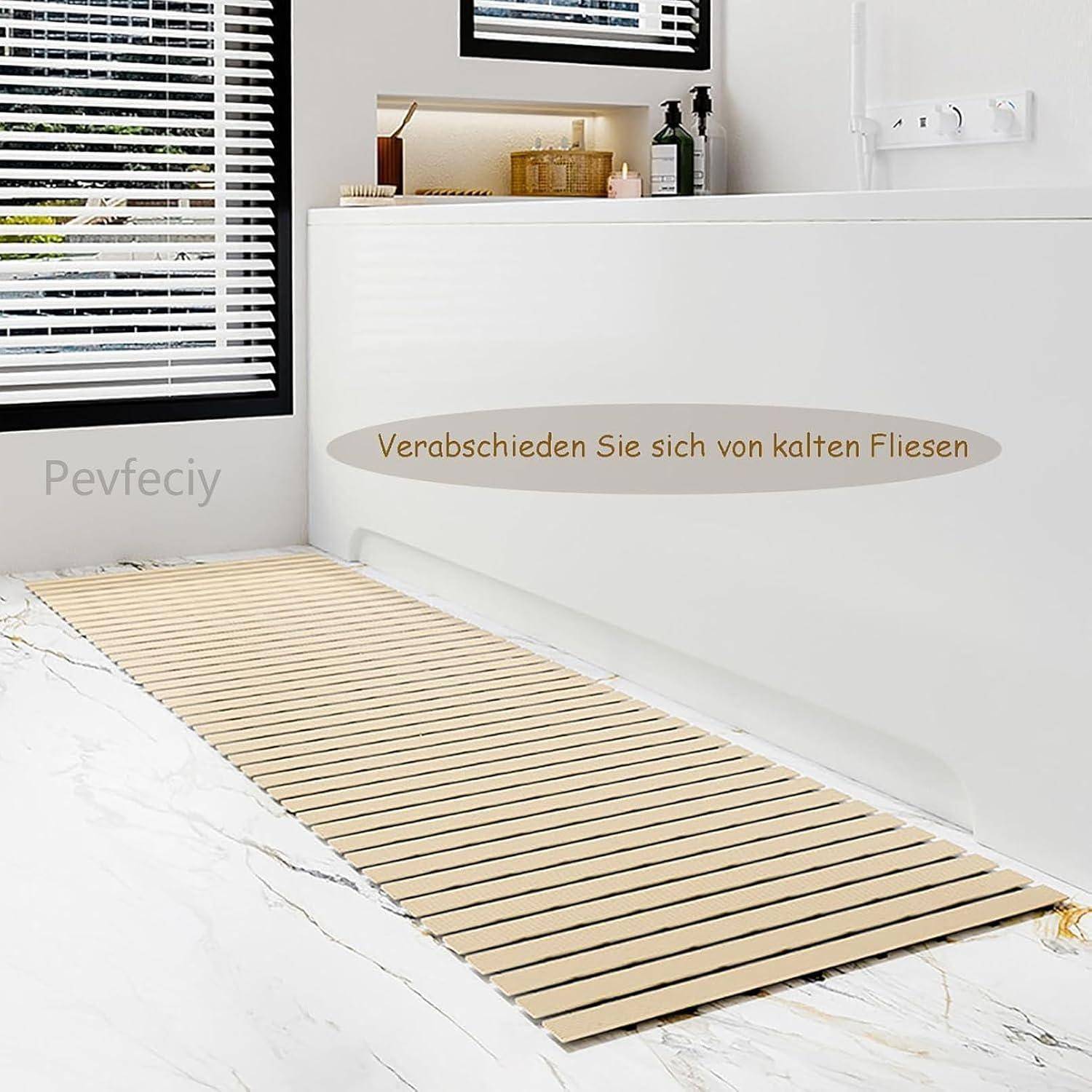 Badezimmer mit einer Holzlamellen-Badmatte auf einem Marmorboden und Text, der „Verabschieden Sie sich von kalten Fliesen