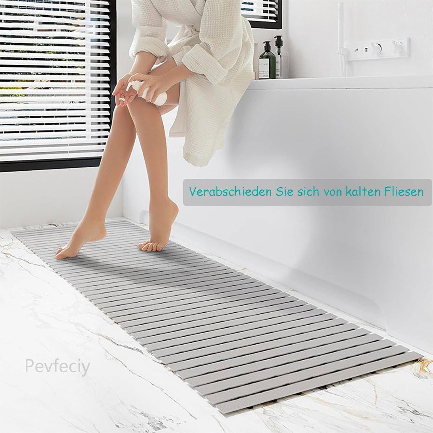 Frau im Bademantel sitzt auf einer Lamellenbadematte neben einer Badewanne, mit deutschem Text, der sagt: 
