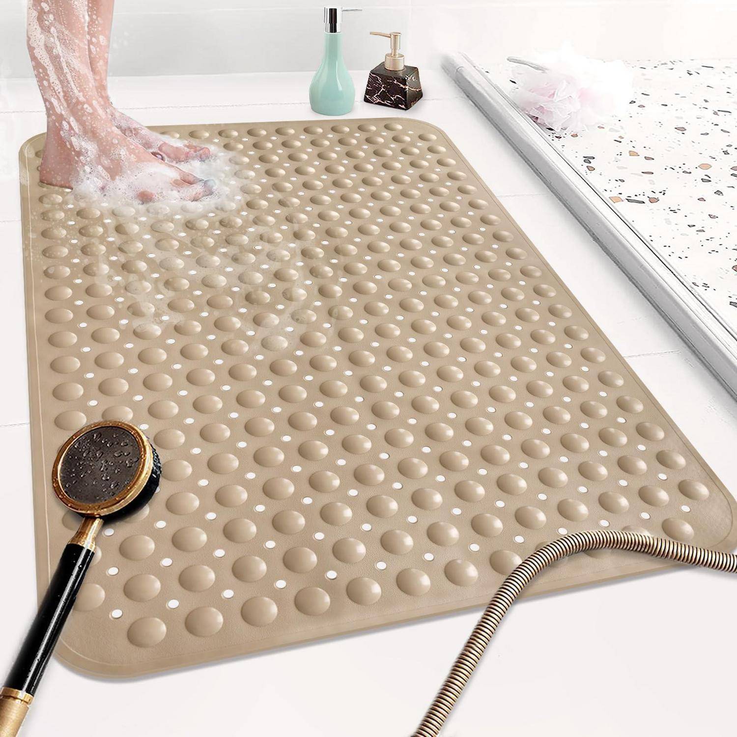 Fußwäsche in der Dusche auf einer beigen rutschsicheren Matte, mit einem Handbrausekopf und Badezubehör in der Nähe.