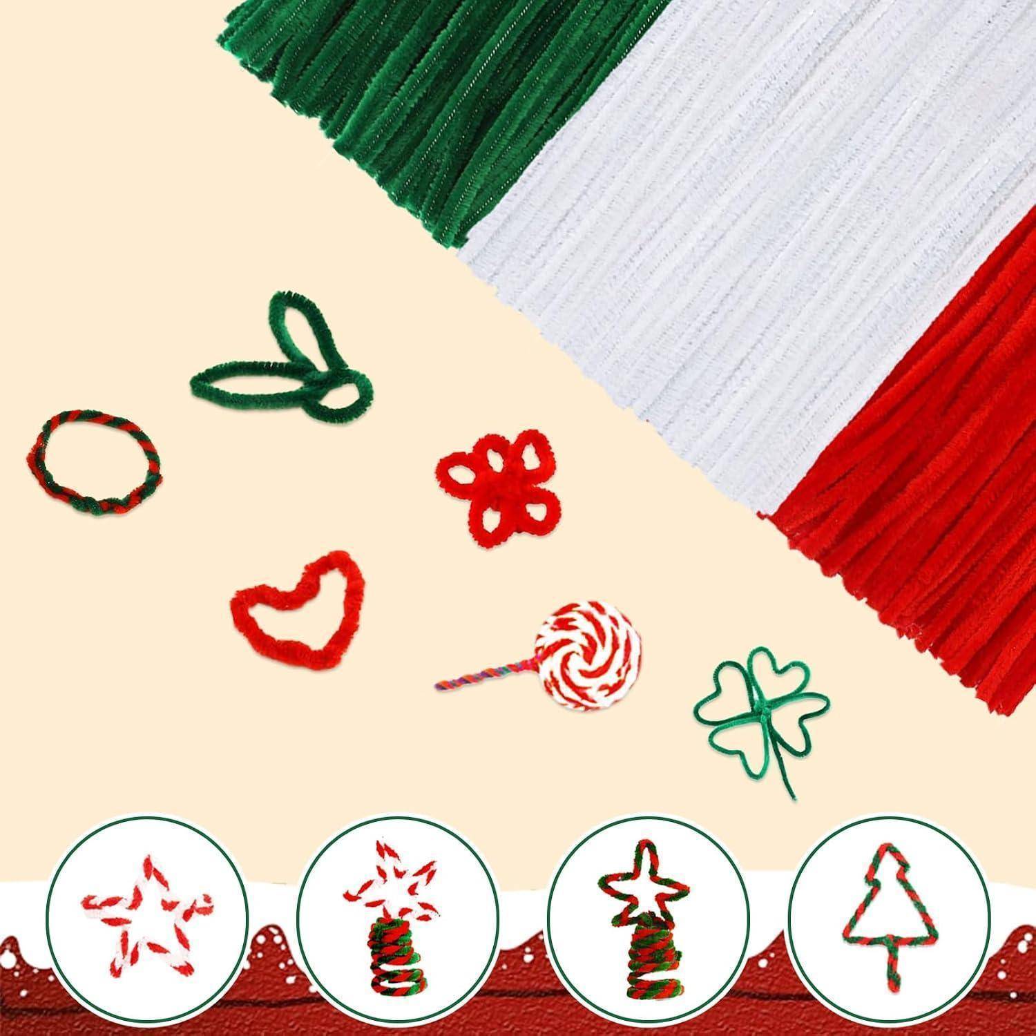 Bastelmaterialien in Mexiko-Farben: grünes, weißes und rotes Garn mit kleinen handgefertigten Formen wie eine Blume, ein Herz, ein Kleeblatt, ein Stern und ein Baum auf beigefarbenem Hintergrund.