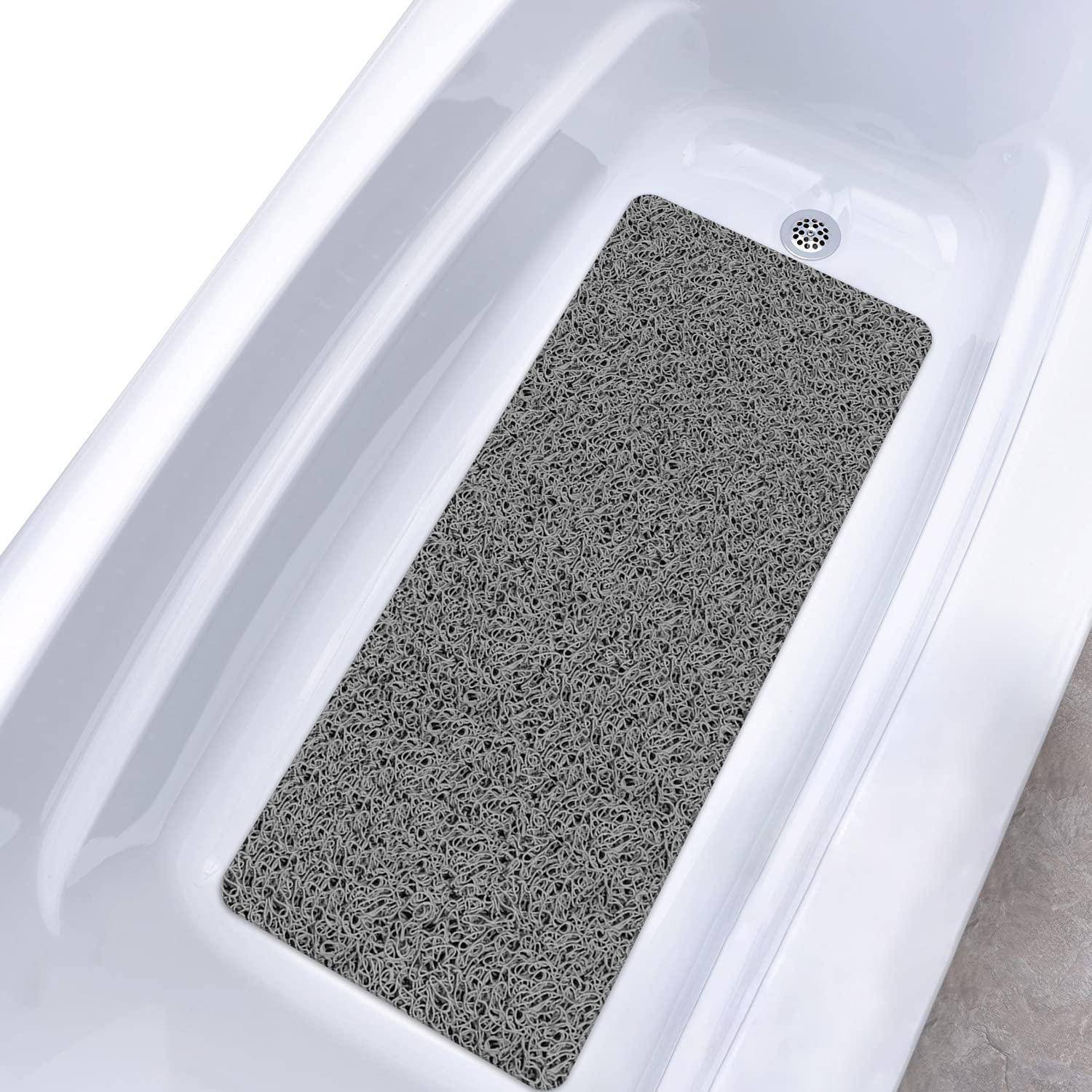 Weiße Badewanne mit einer grauen strukturierten Antirutschmatte, die am Boden in der Nähe des Abflusses angebracht ist.