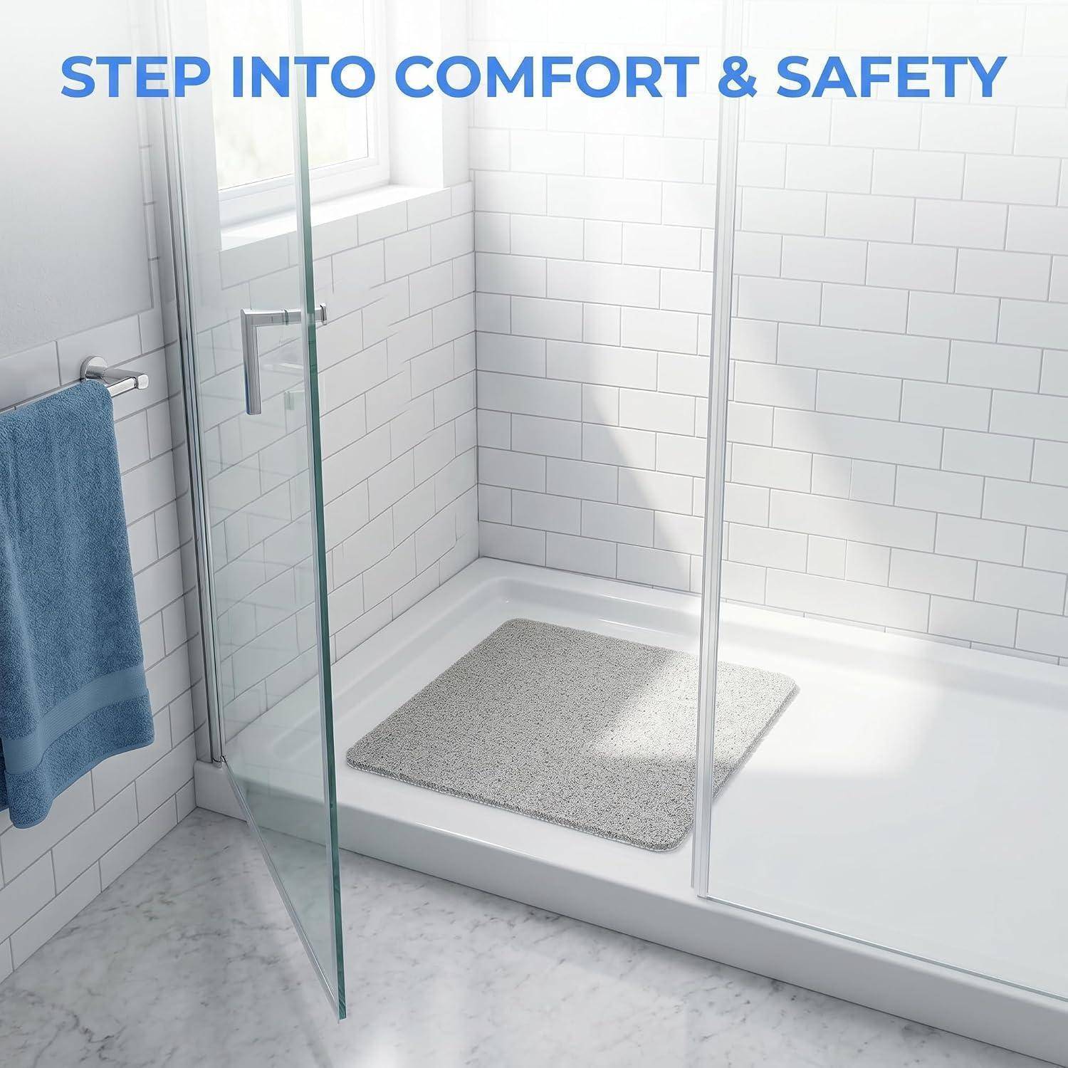 Begehbare Dusche mit niedriger Schwelle und strukturierter rutschfester Matte; Bildunterschrift lautet „BETRETEN SIE KOMFORT & SICHERHEIT".