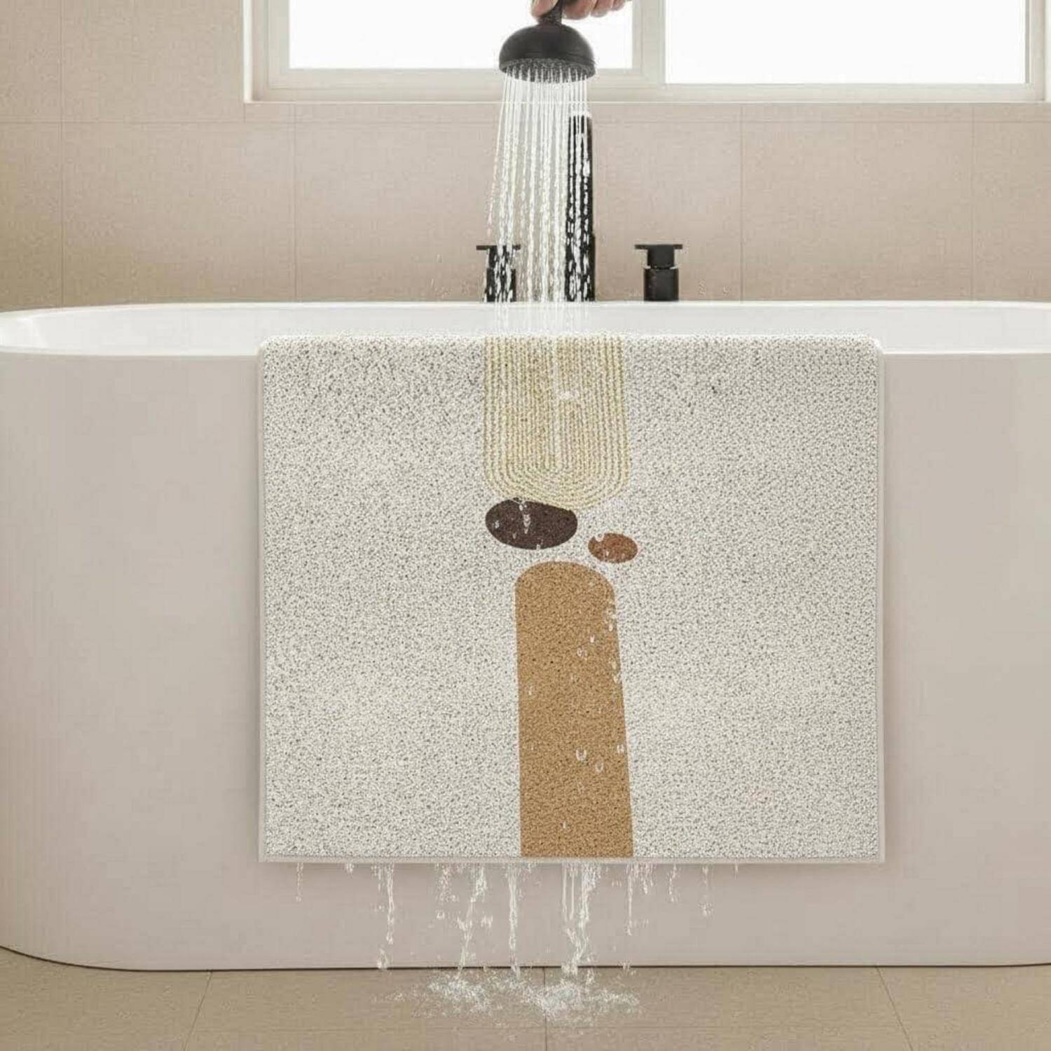 Tragbarer Duschkopf sprüht Wasser in eine Badewanne, wobei Wasser über eine strukturierte Matte oder ein Panel abläuft, das an der Badewannenvorderseite hängt.