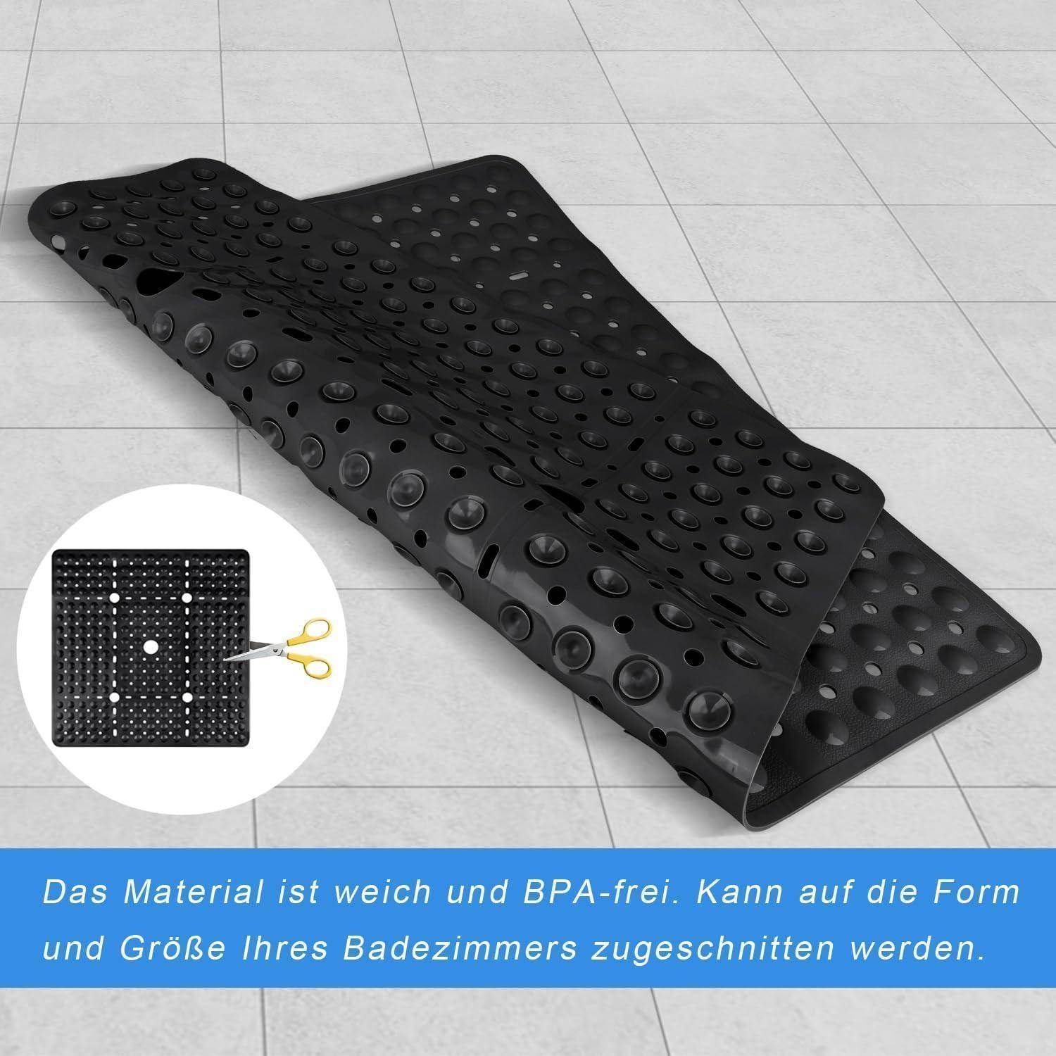Schwarze flexible Gummibadematte mit erhabenen Saugnapfpunkten, gezeigt gerollt und zugeschnitten; die Vergrößerung zeigt eine Schere, die ein quadratisches Stück trimmt.