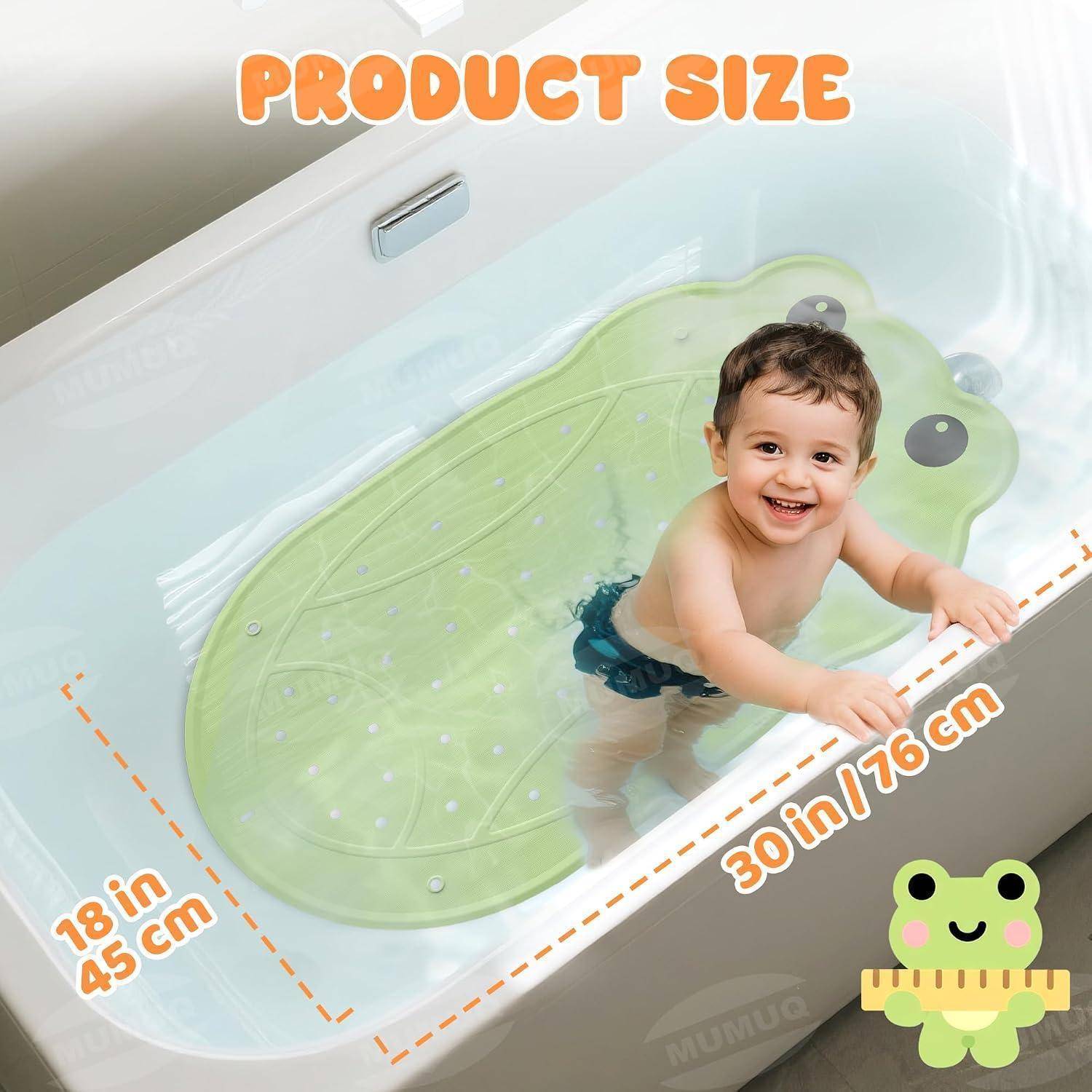 Größengrafik des Produkts zeigt eine babybadewanne-matte in form eines frosches, die 30 zoll/76 cm lang und 18 zoll/45 cm breit ist, in einer badewanne mit einem baby darauf.