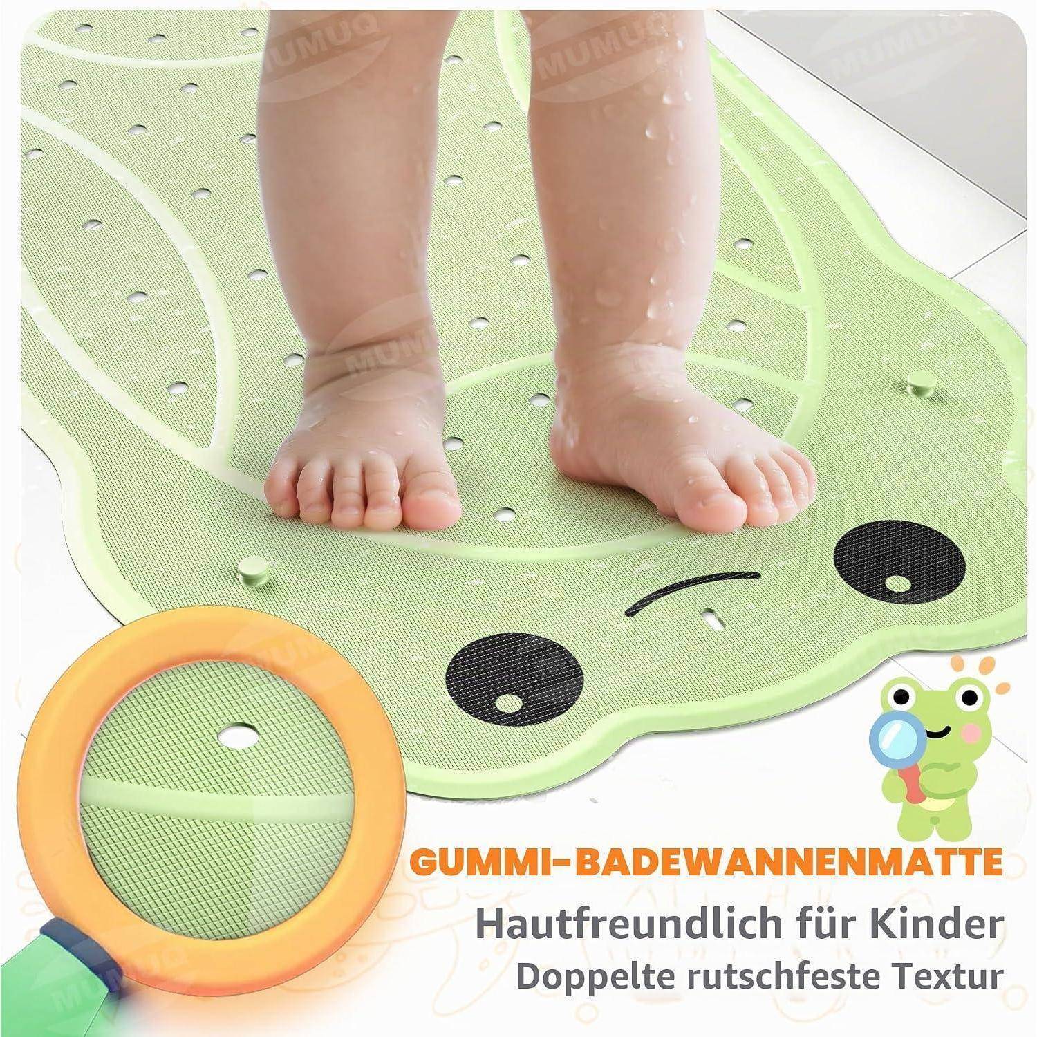 Kind steht auf einer froschförmigen rutschfesten Badewannenmatte; Text lautet „GUMMI-BADEWANNE