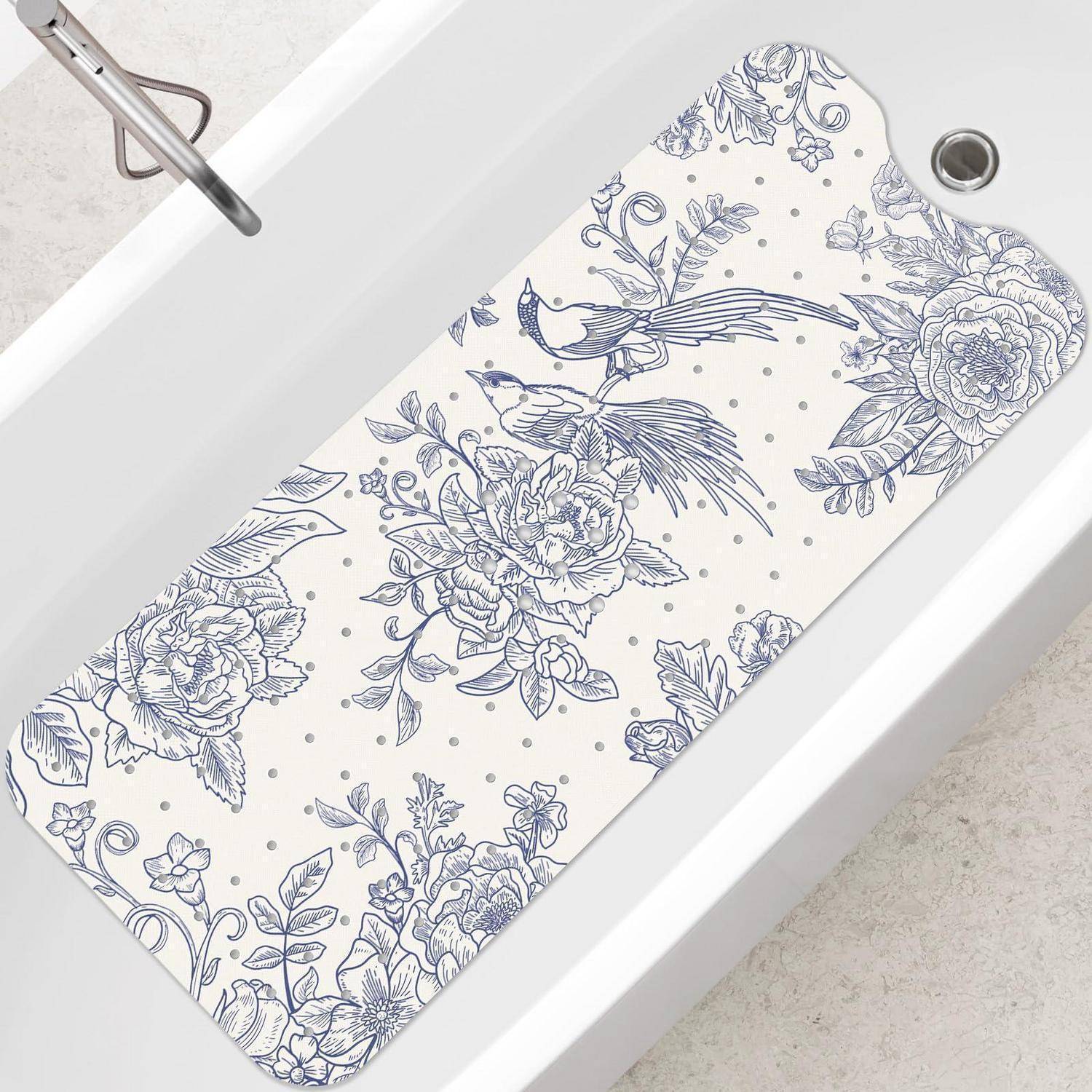 Rechteckiges Badewannentablett mit blauem Blumenvogelmuster, das über einer weißen Badewanne ruht, mit sichtbarem Metallabfluss in der Nähe.