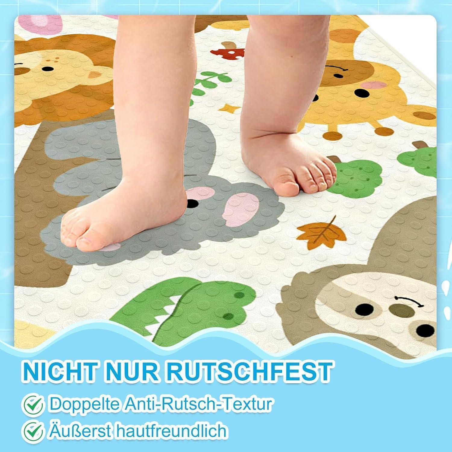 Kleinkinderfüße stehen auf einer farbenfrohen Matte mit Tierprint und deutschem Text, der eine doppelte rutschfeste, hautfreundliche Oberfläche bewirbt.