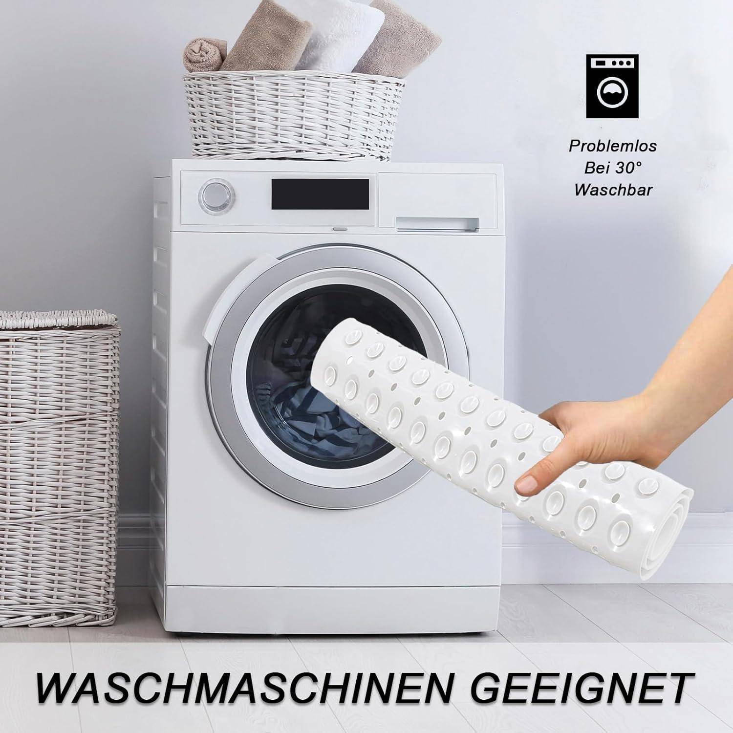 Eine Hand legt eine weiße strukturierte rutschfeste Matte in eine Frontlader-Waschmaschine; der Text besagt „Waschmaschinen geeignet