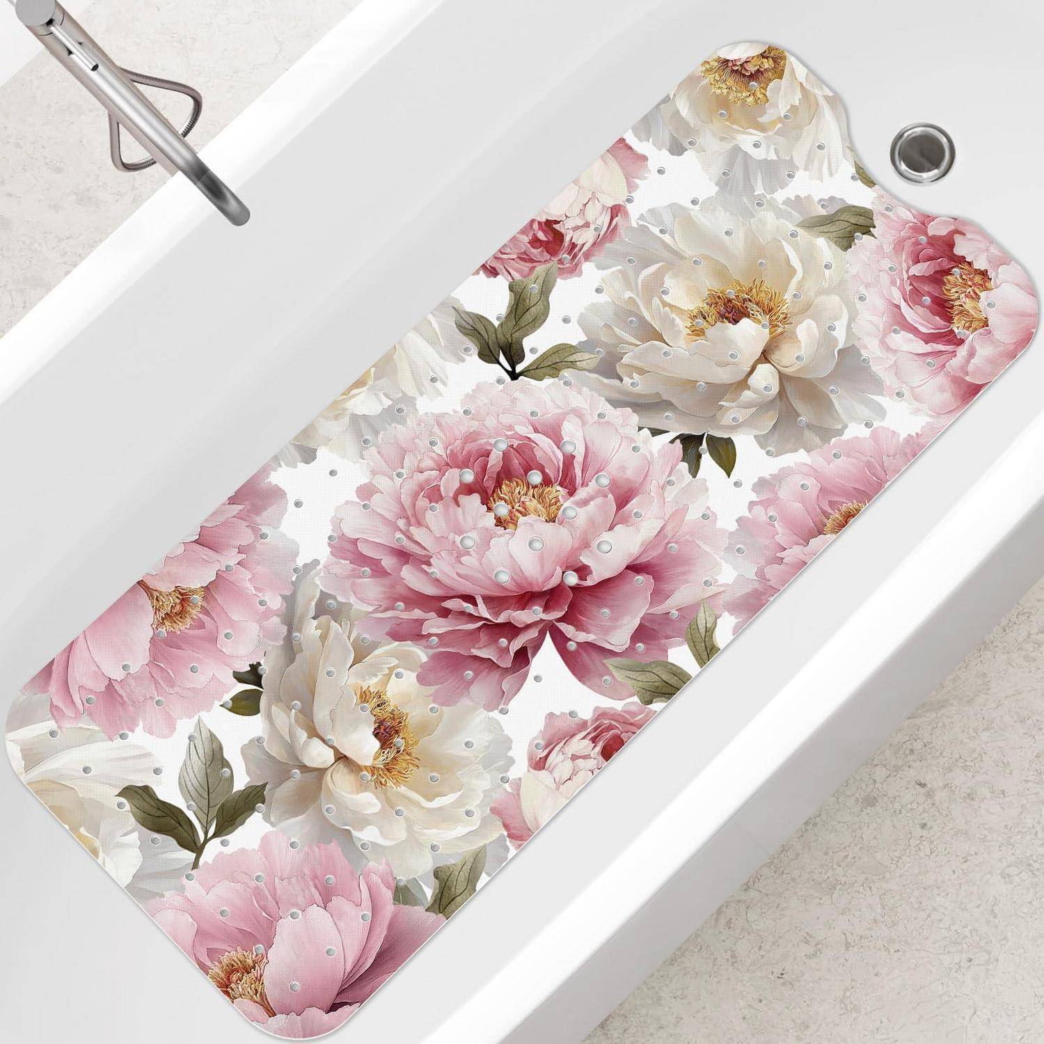 Weiße Badewanne mit einer Blumenbadematte mit großen rosa und weißen Pfingstrosen.