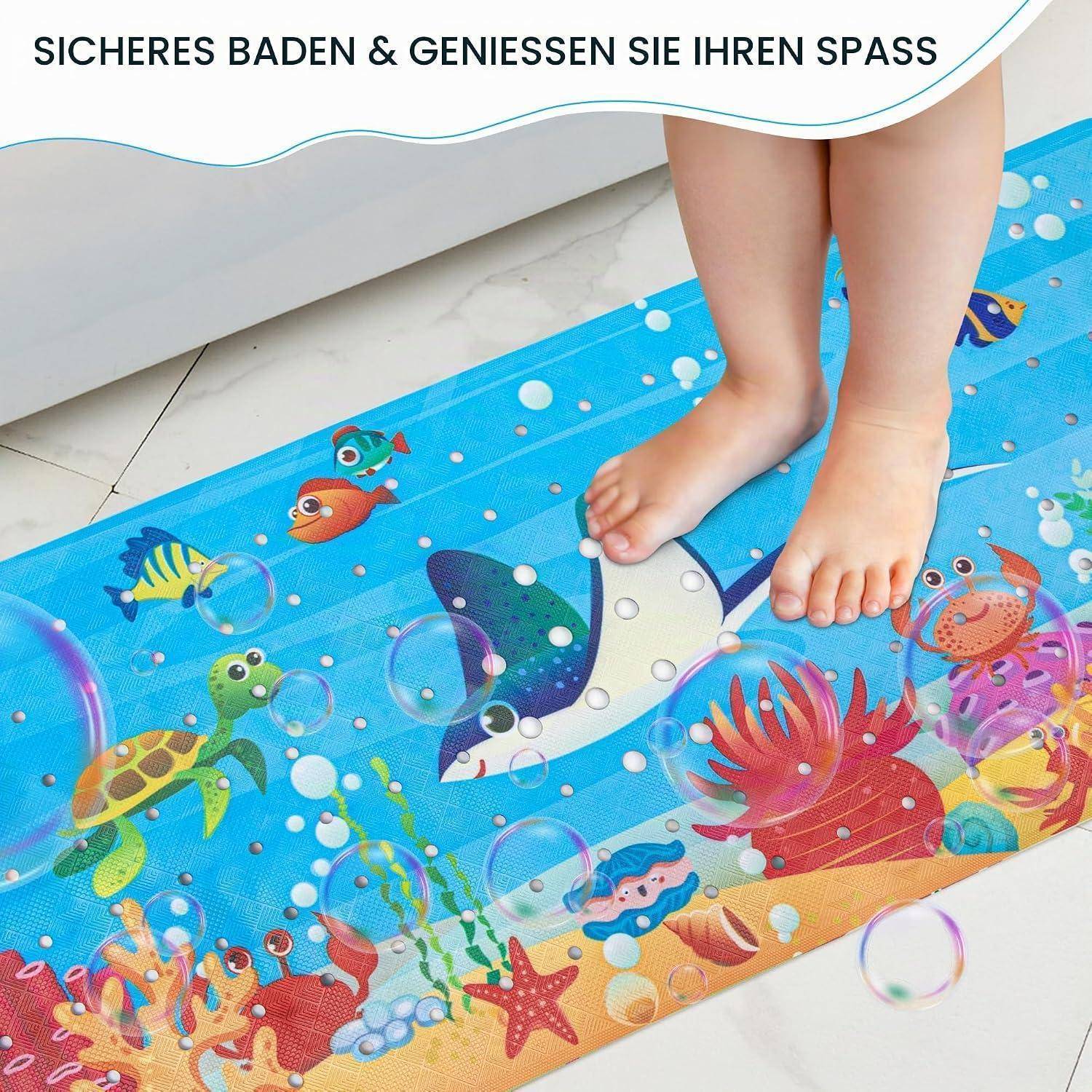 Füße eines Kindes stehen auf einer bunten Badematte mit Fischen und Blasen; deutscher Text sagt „SICHERES BADEN & GENIESSEN SIE IHREN SPASS