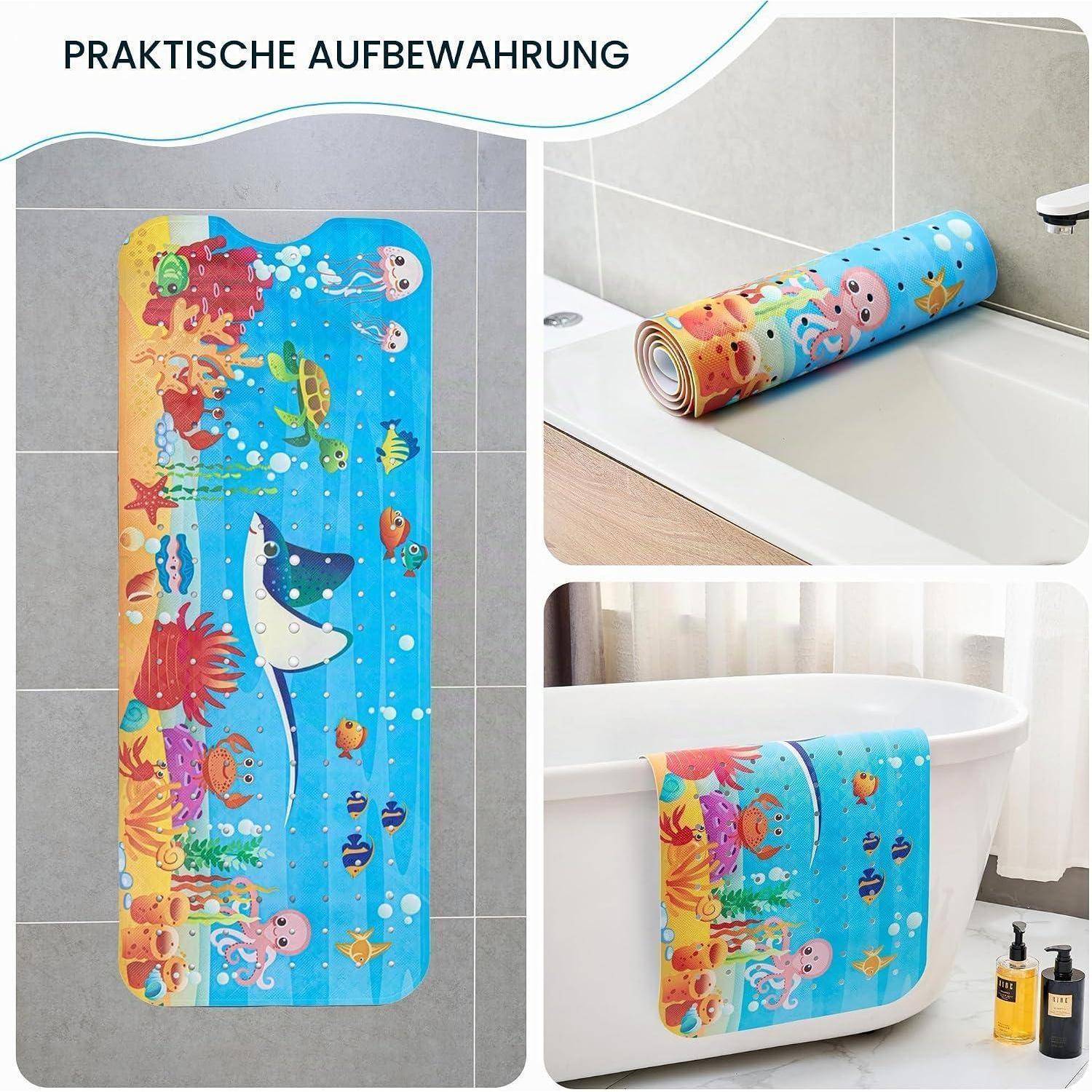 Dreiteiliges Produktbild, das eine farbenfrohe, ozeanthematische Badematte zeigt, die praktisch zur Aufbewahrung verwendet wird, zusammengerollt auf einem Regal liegt und über den Rand einer Badewanne drapiert ist.