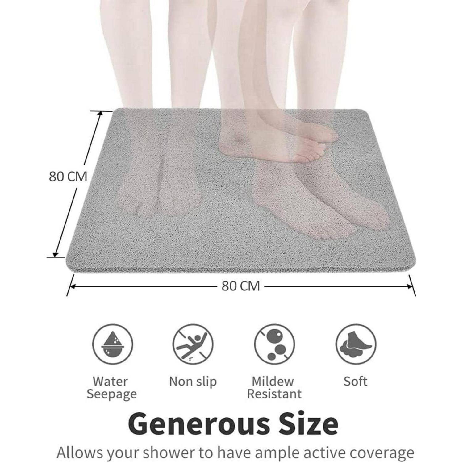 Quadratische graue Badewannenmatte mit Füßen als Größenmaßstab, beschriftet mit 80 cm mal 80 cm, mit Symbolen für Wasserdurchlässigkeit, rutschfest, schimmelresistent und weich; Text besagt „Großzügige Größe" und „Ermöglicht umfassende aktive Abdeckung für Ihre Dusche"