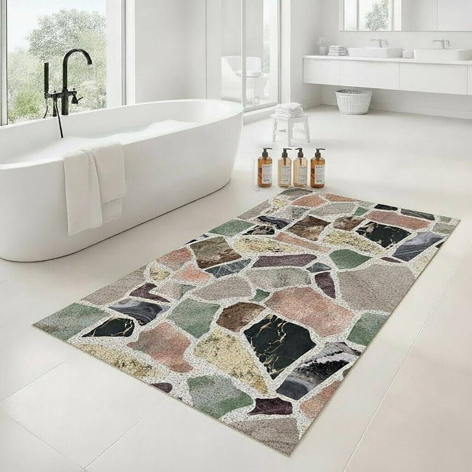 Helles modernes Badezimmer mit einer freistehenden Badewanne und einem großen Bereichsteppich mit mehrfarbigem Steinmuster auf dem Boden.