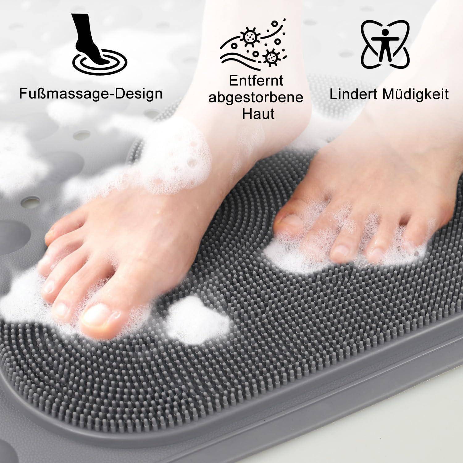 Füße auf einer strukturierten Fußmassage-Matte mit Schaumstoff; Symbole/Text sagen „Fußmassage-Design", „Entfernt abgestorbene Haut"" und „Lindert Müdigkeit"".