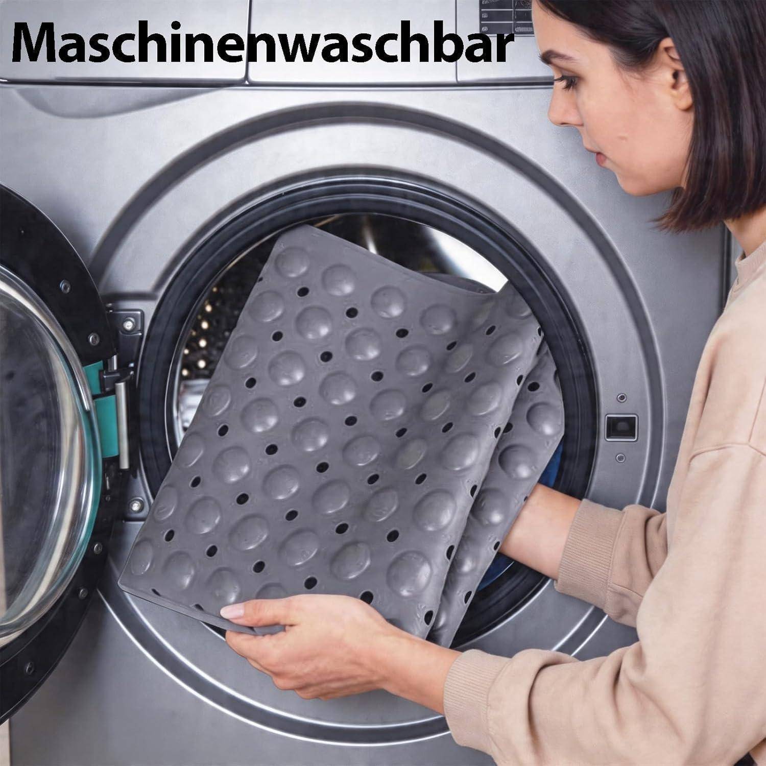 Frau lädt eine perforierte graue Matte in eine Frontlader-Waschmaschine; der Text lautet 