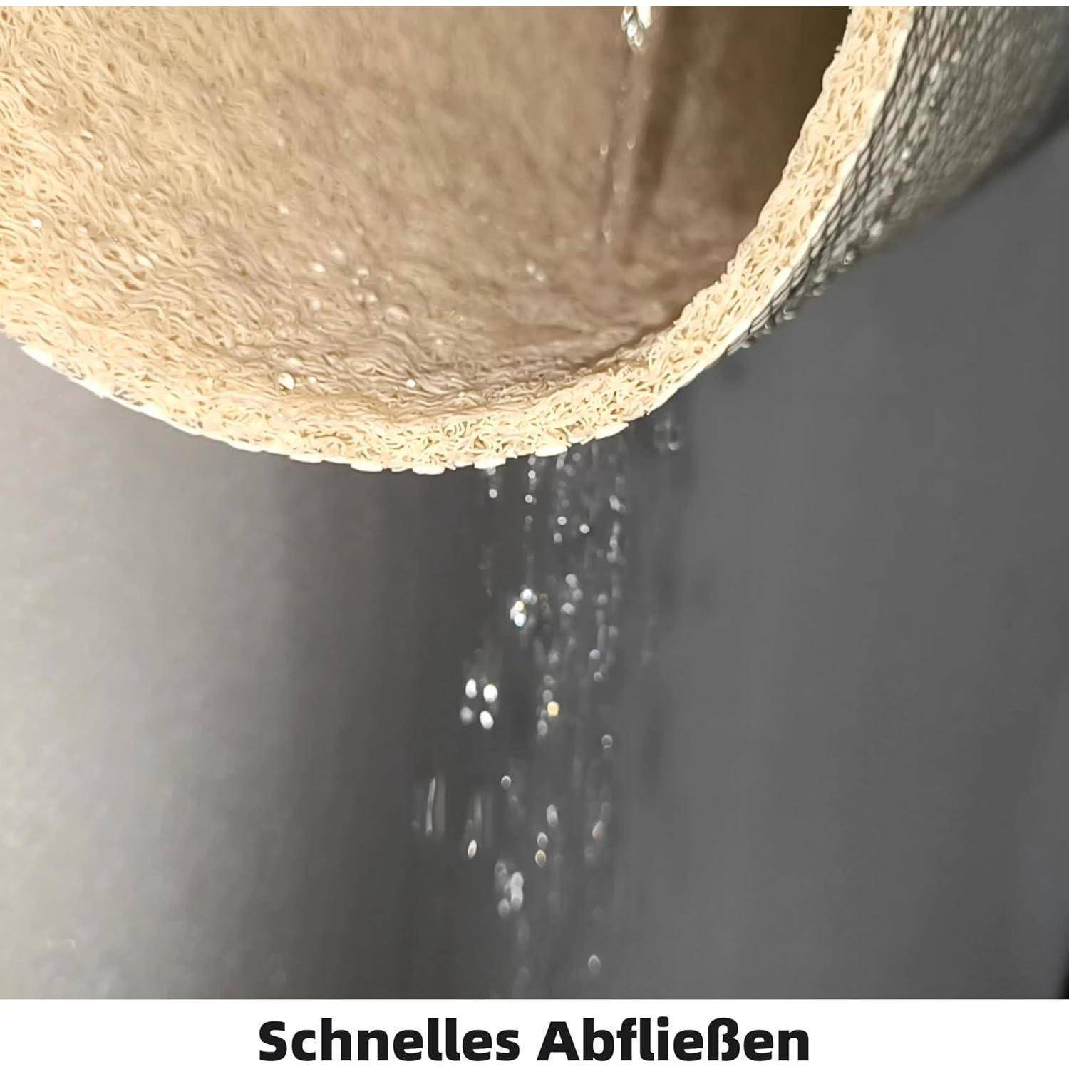 Nahaufnahme von Wasser, das schnell von der Unterseite eines strukturierten beigen Behälters abfließt, beschriftet mit „Schnelles Abfließen
