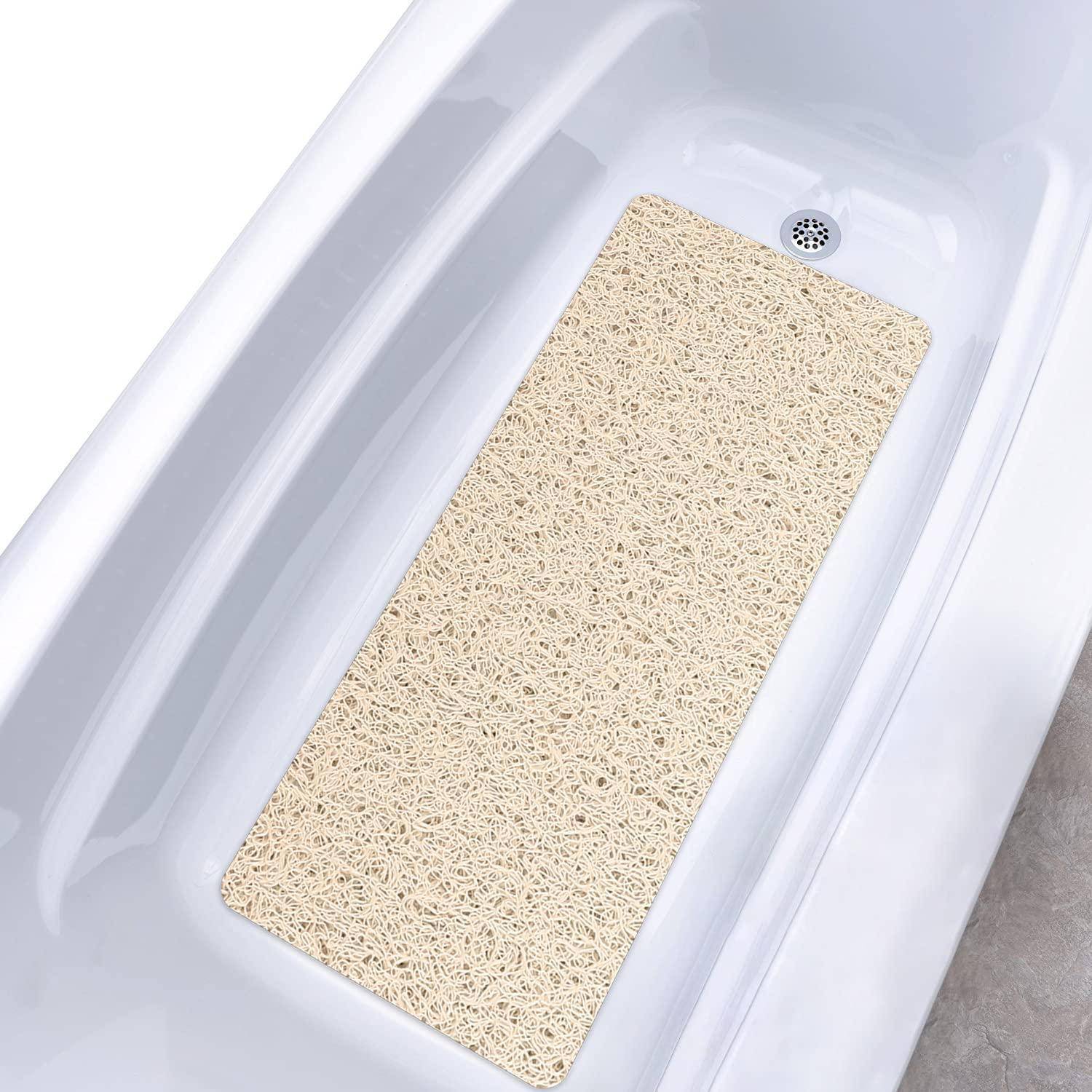 Badewanne mit einer beige-farbenen Antirutschmatte, die am Boden in der Nähe des Ablaufs angebracht ist.