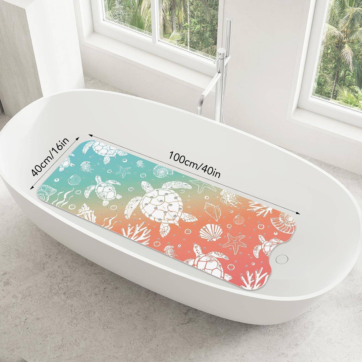 Weiße ovale Badewanne mit einer farbenfrohen 100 x 40 cm großen Badematte mit Schildkröten- und Korallenmuster im Inneren.