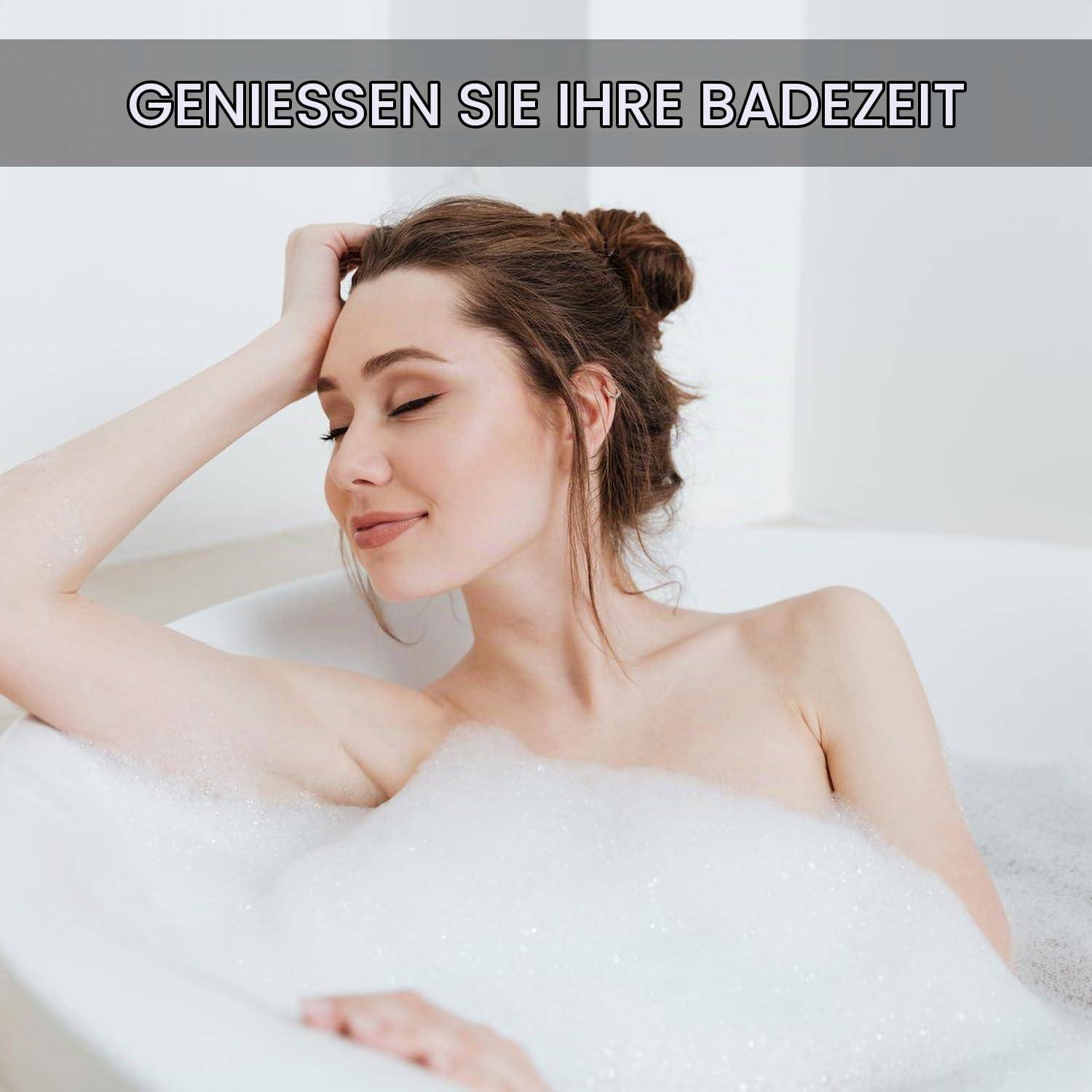 Frau, die sich in einem Schaumbad entspannt und die Augen geschlossen hat; Text lautet: „GENIESSEN SIE IHRE BADEZEIT