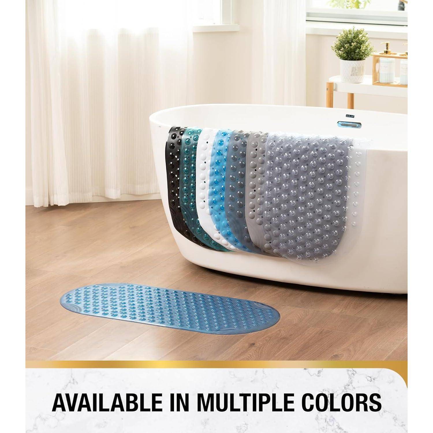 Badezimmer mit mehreren Badematten mit Saugnäpfen, die über eine Wanne drapiert sind, und einer blauen Matte auf dem Boden; der Text besagt „IN MEHREREN FARBEN ERHÄLTLICH