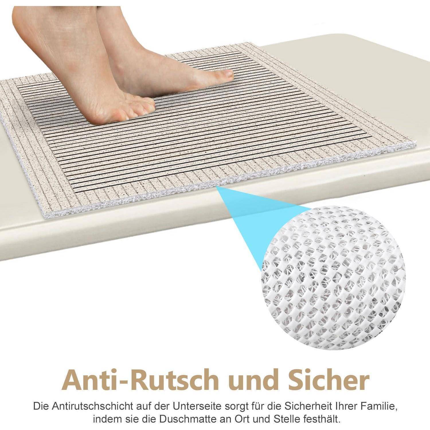 Füße stehend auf einer rutschfesten Matte auf einem Badezimmerboden, mit einer Nahaufnahme des strukturierten Rückens und deutschem Text „Anti-Rutsch und Sicher".