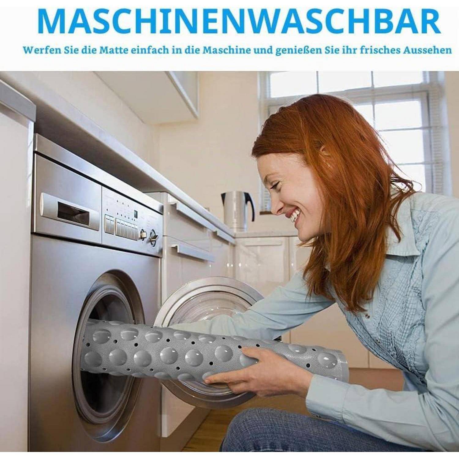 Frau, die eine graue Waschmaschinenauflage in eine Waschmaschine lädt, mit deutschem Text oben: 