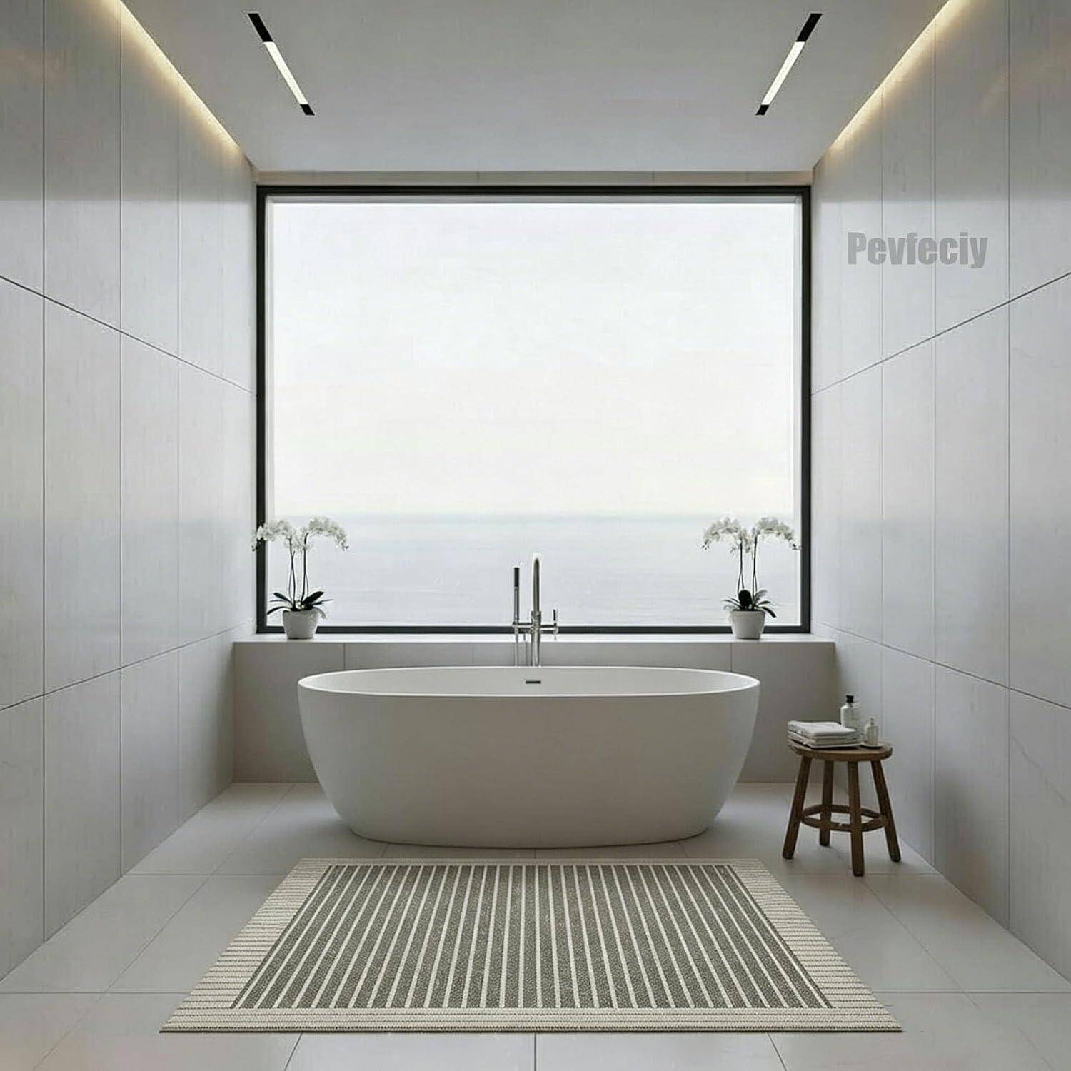Minimales modernes Badezimmer mit einer freistehenden ovalen Badewanne, zentral vor einem großen Bilderfenster positioniert, flankiert von Topforchideen und einem kleinen Hocker.